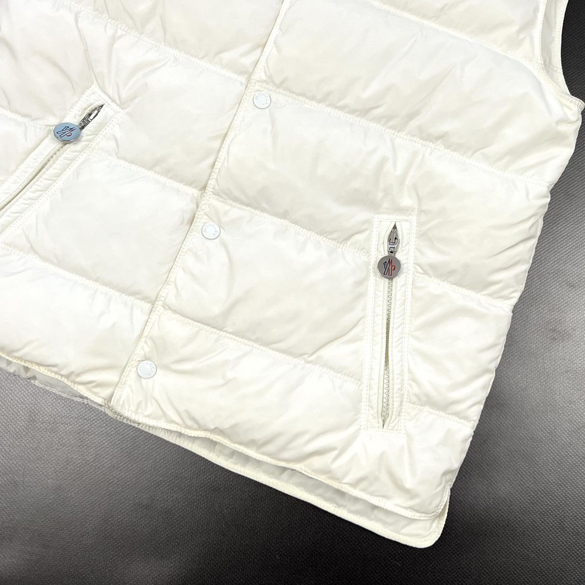 Moncler Auth Women’s Moncler White Casual Puffer Vest - 164cm - Xs/S Size XS / US 0-2 / IT 36-38 - 12 Thumbnail