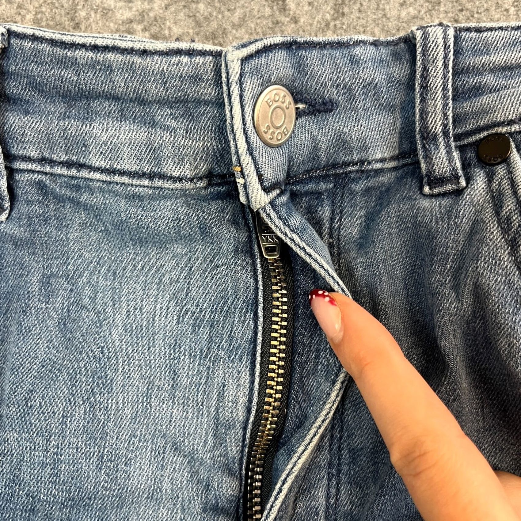 Hugo Boss HUGO BOSS Jeans Regular Tapered 30 32 Medium Wash Blue Stretch Maine 3 Mens Waist 30 Inseam 32 Denim 5-Pocket Shirt Size US 30 / EU 46 - 7 Thumbnail