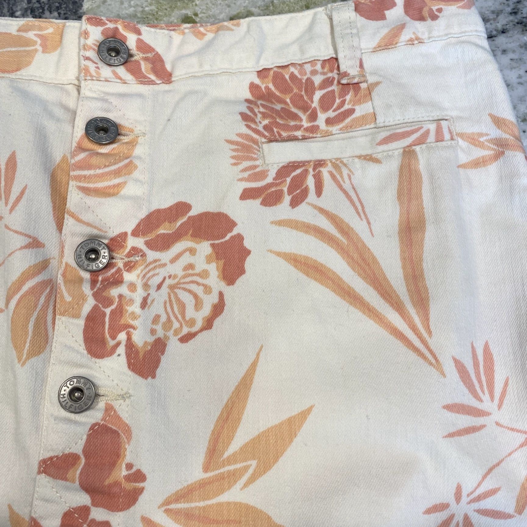 Tommy Hilfiger VINTAGE Tommy Hilfiger Floral Button Down Skirt Women’s Size 10 Pockets White Cotton Blend Short 1990s Summer Men/Women? Size 32" / US 10 / IT 46 - 3 Thumbnail