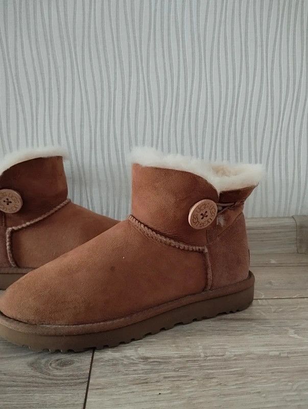 Ugg UGG Mini Bailey Button II size 38 boots winter Size US 7 / IT 37 - 3 Thumbnail