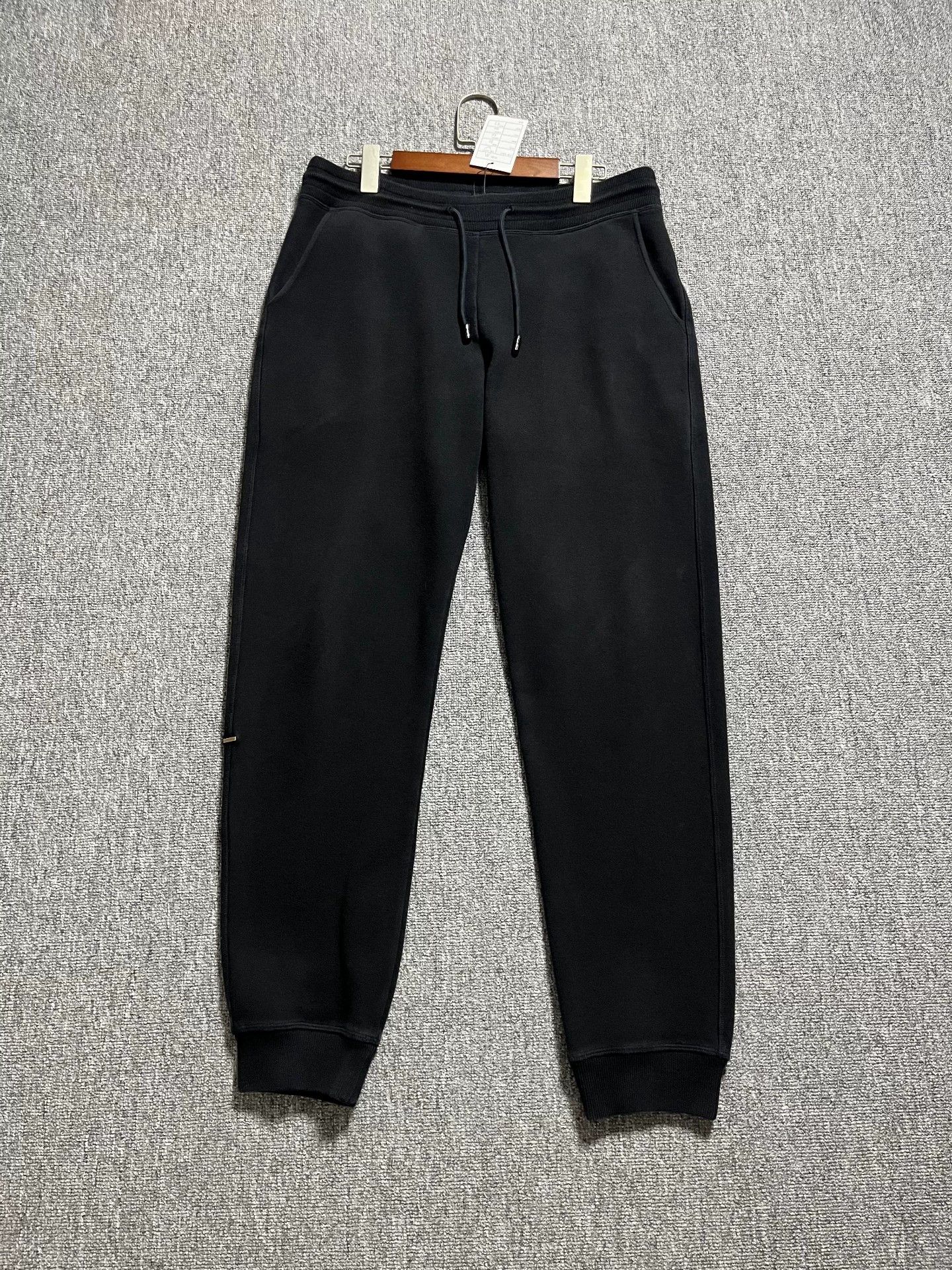 Louis Vuitton LV black men's sweatpants side LV metal logo M Size US 32 / EU 48 - 1 Thumbnail