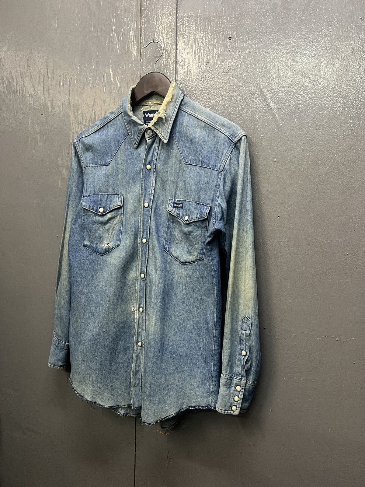 Vintage Vintage Wrangler Western Pearl Snap Button Denim Shirt Size US M / EU 48-50 / 2 - 2 Thumbnail