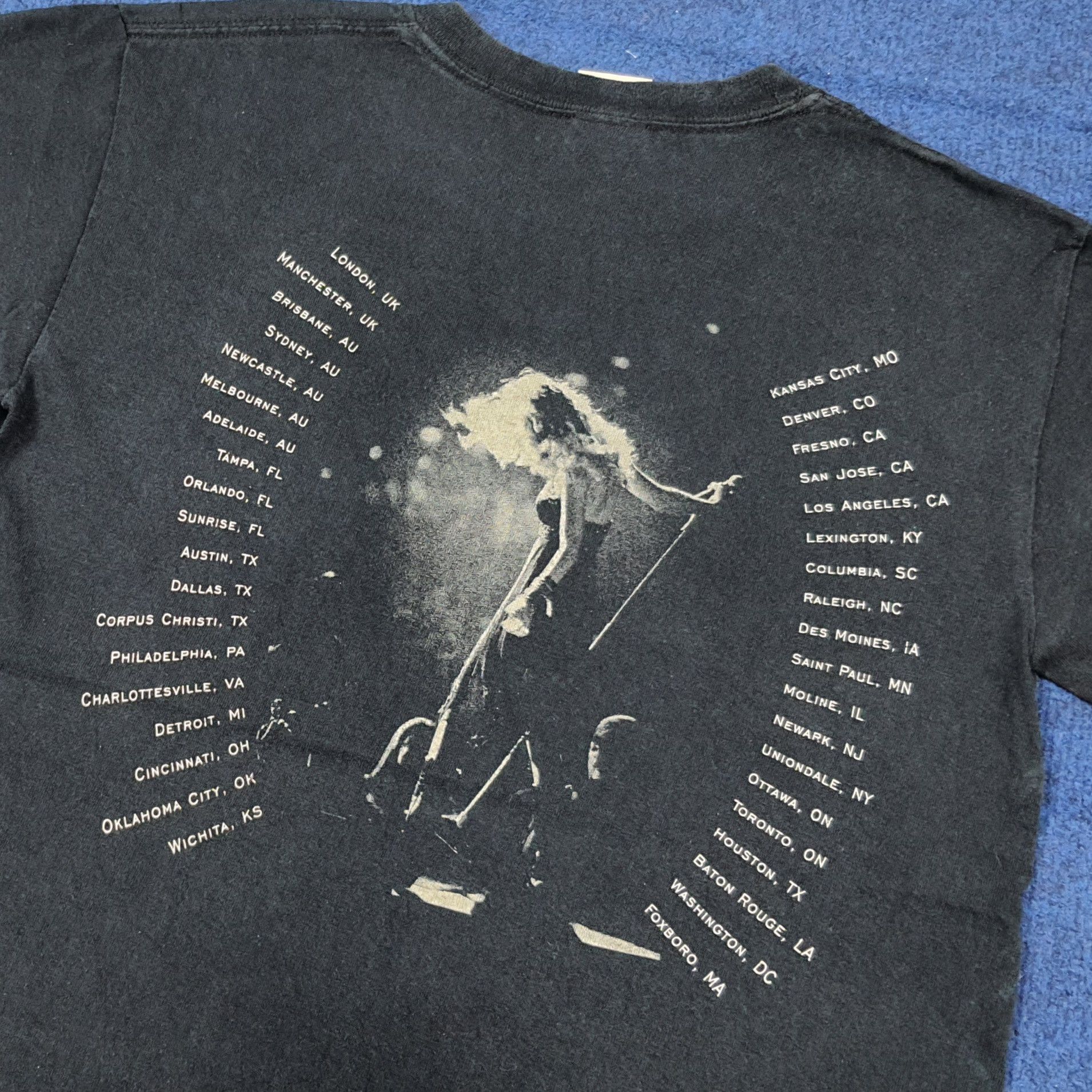 Vintage Vintage Taylor Swift World Tour Tshirt C285N66 Size US S / EU 44-46 / 1 - 5 Thumbnail