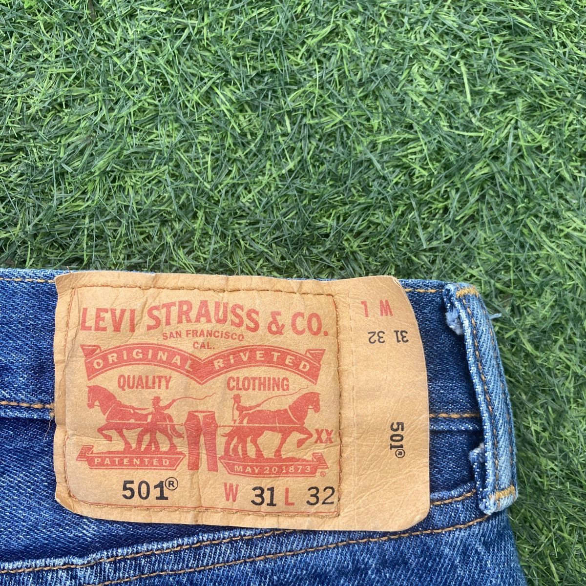 Levi's × Levi's Vintage Clothing × Vintage VINTAGE 90s LEVI’S 501 DISTRESSED JEANS Size US 31 - 7 Thumbnail
