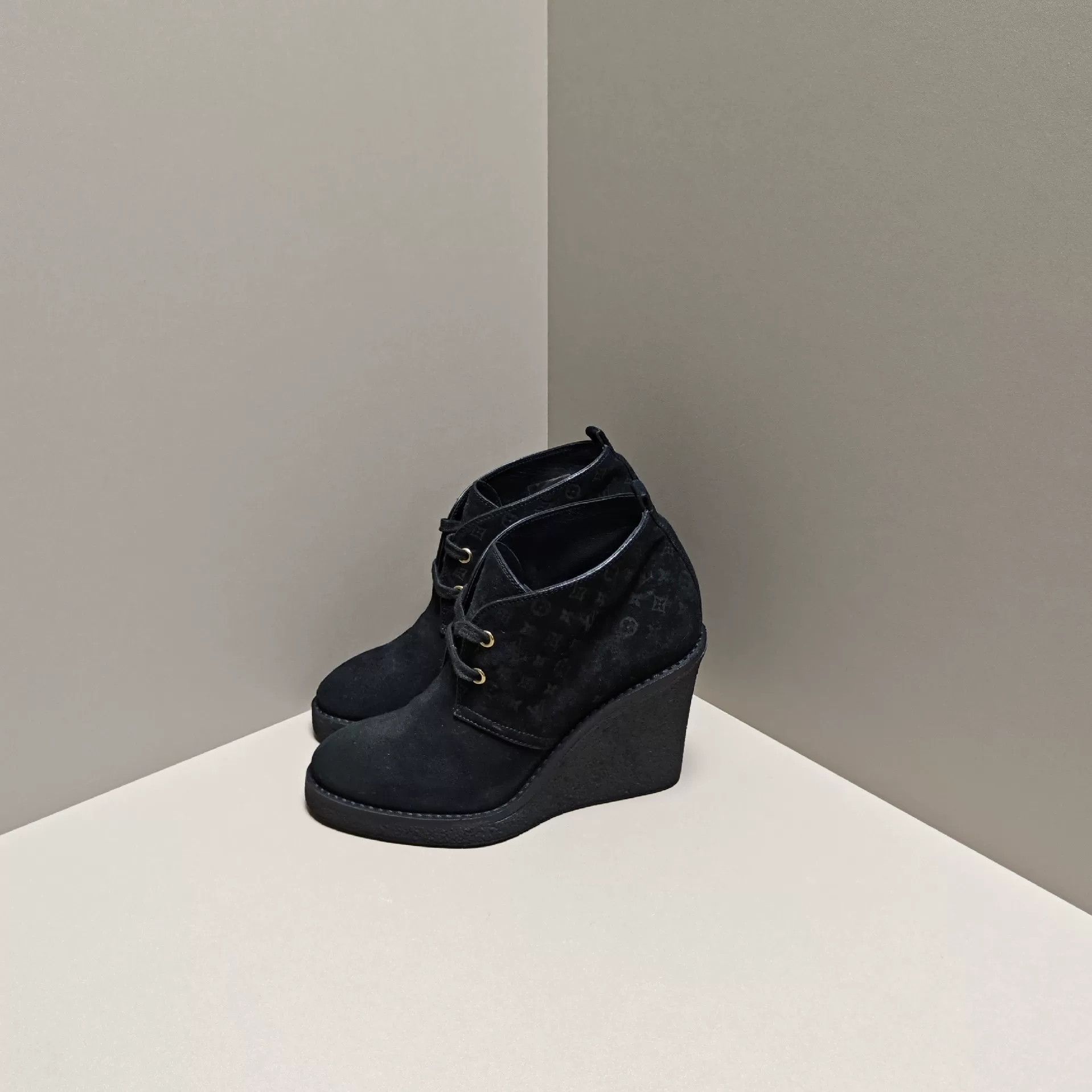 Louis Vuitton Louis Vuitton Casual Boots us_6 Women Size US 6 / IT 36 - 1 Thumbnail
