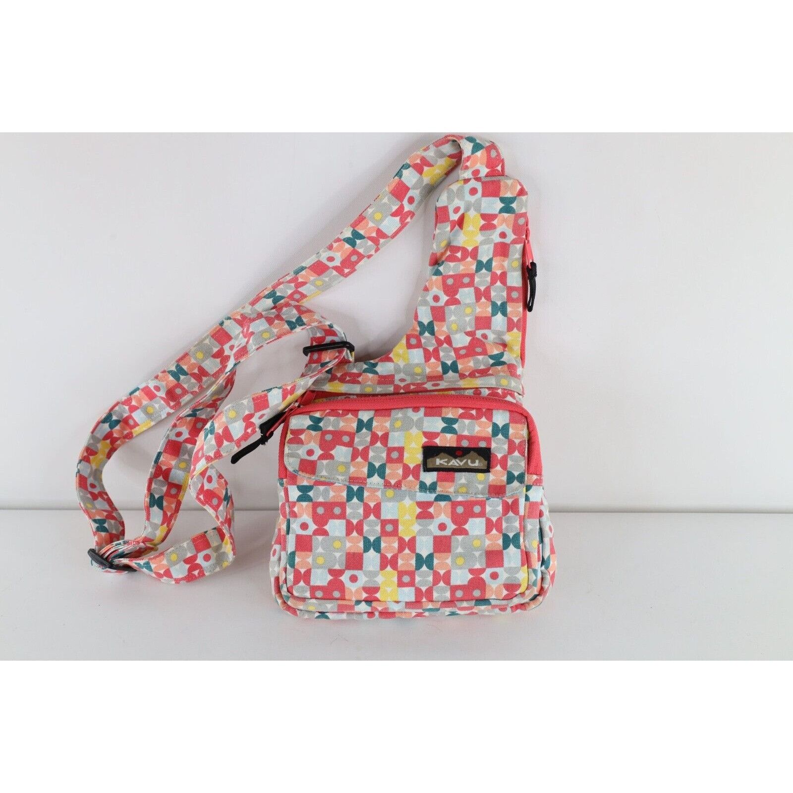 KAVU × Vintage Vintage Kavu Distressed Canvas Rainbow Crossbody Bag Size ONE SIZE - 1 Thumbnail
