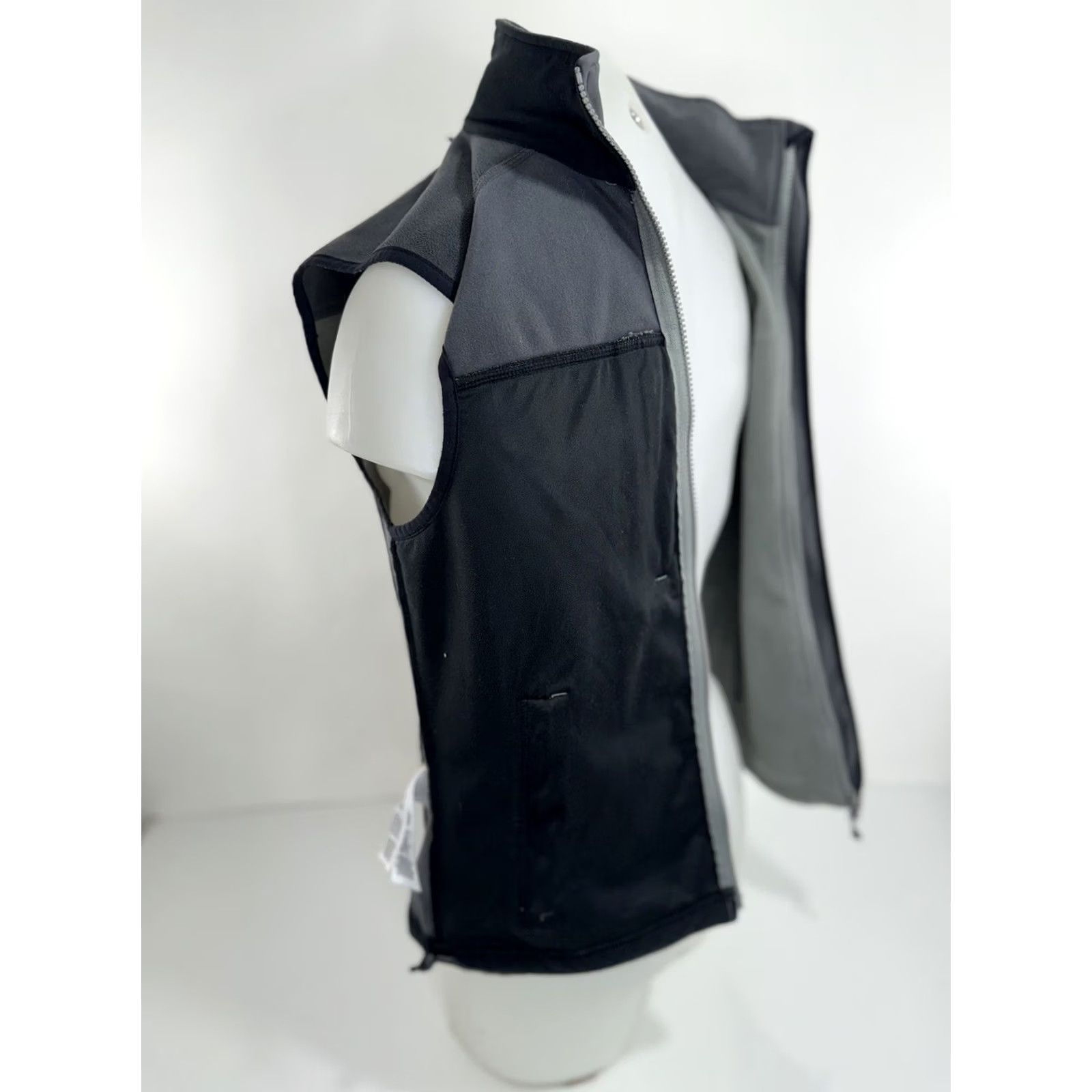 Mountain Hardwear Mountain Hardwear Vest Mens M Full Zip Embroidered Gray Size US M / EU 48-50 / 2 - 5 Thumbnail