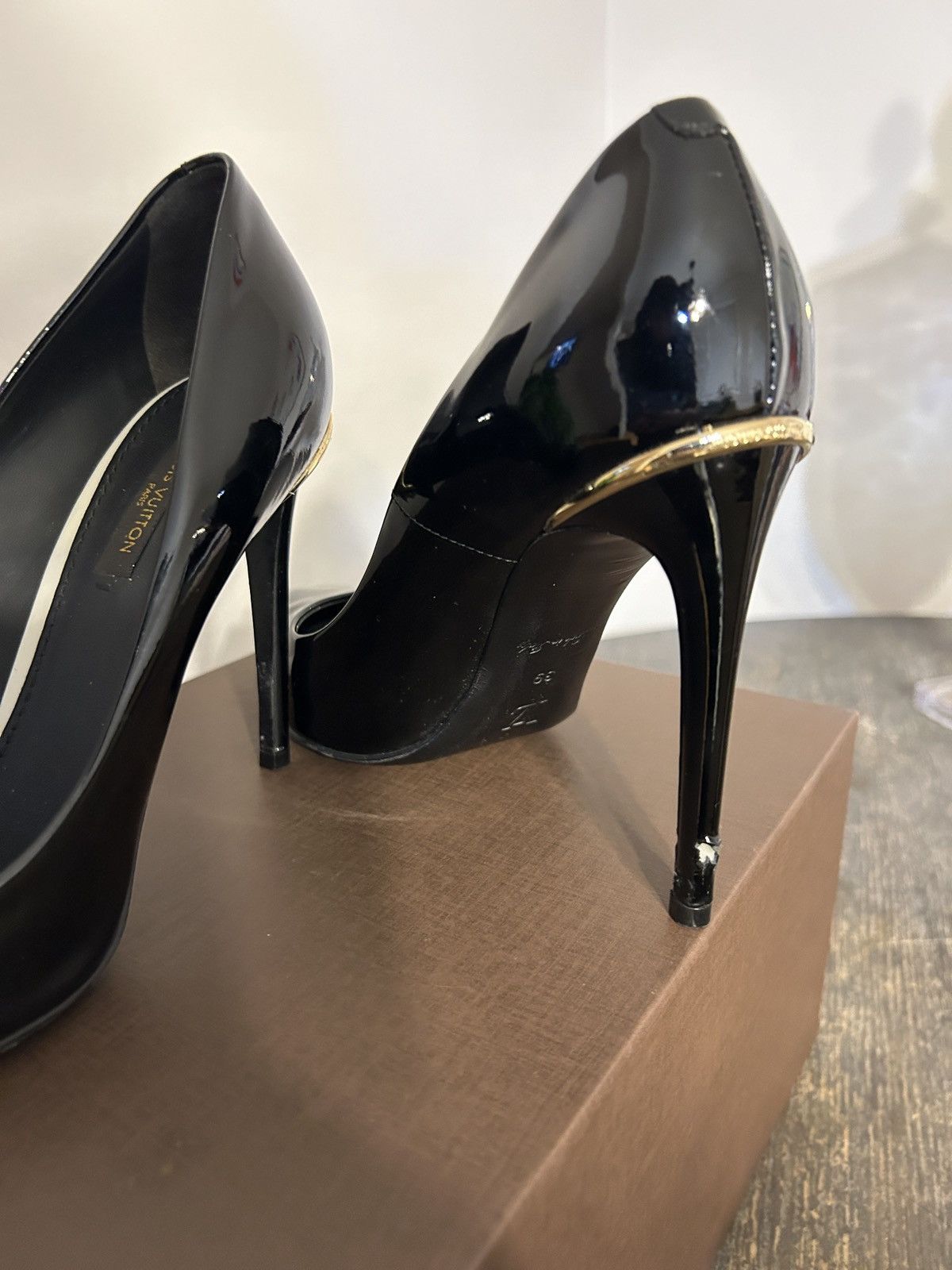 Louis Vuitton Blai Vuiton Patent Leather Pumps • Pointed-Toes Size US 9 / IT 39 - 4 Thumbnail