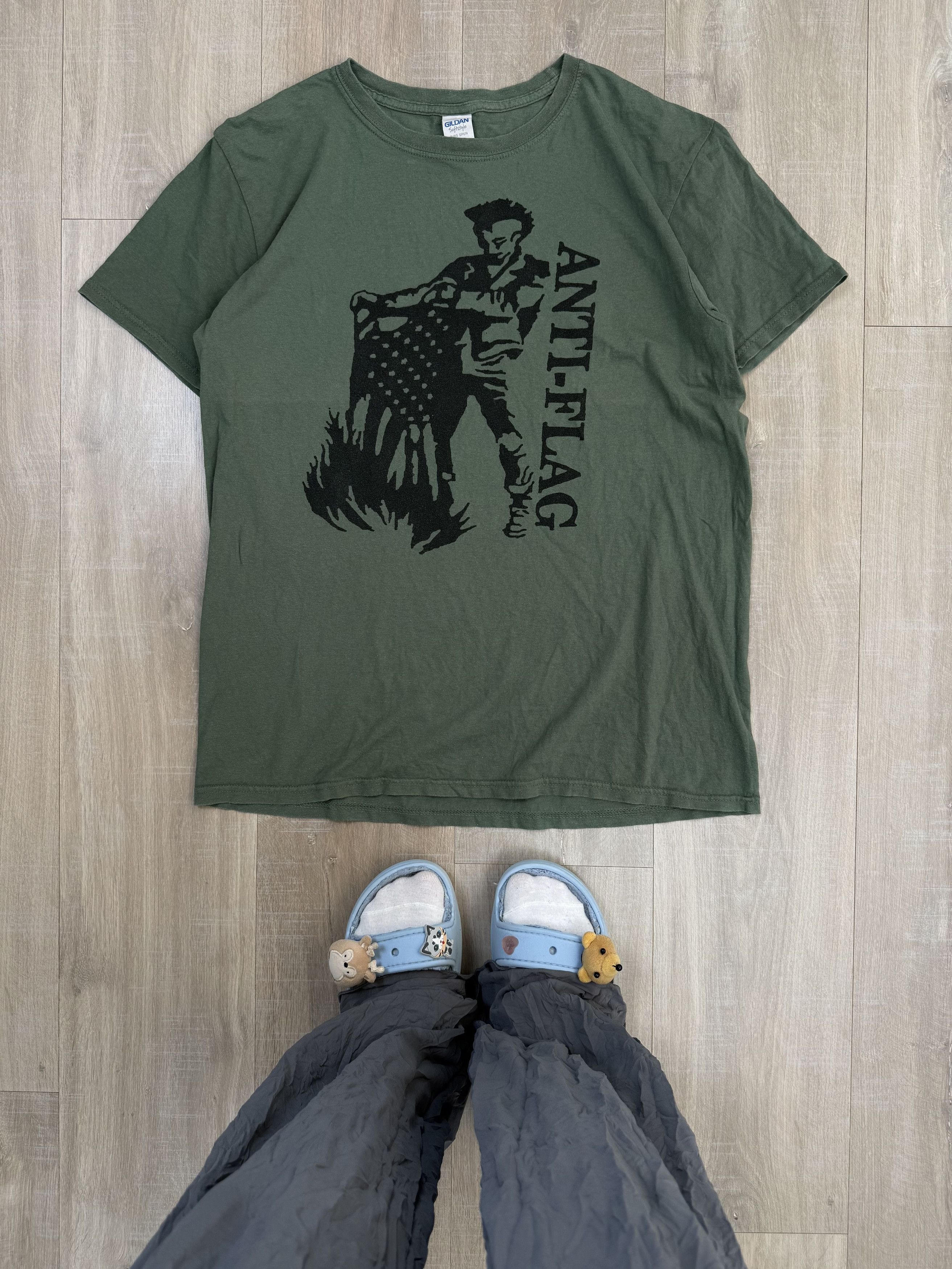 Vintage Vintage Anti-Flag Punk Rock Flag Burner Green T-shirt Size US L / EU 52-54 / 3 - 1 Thumbnail