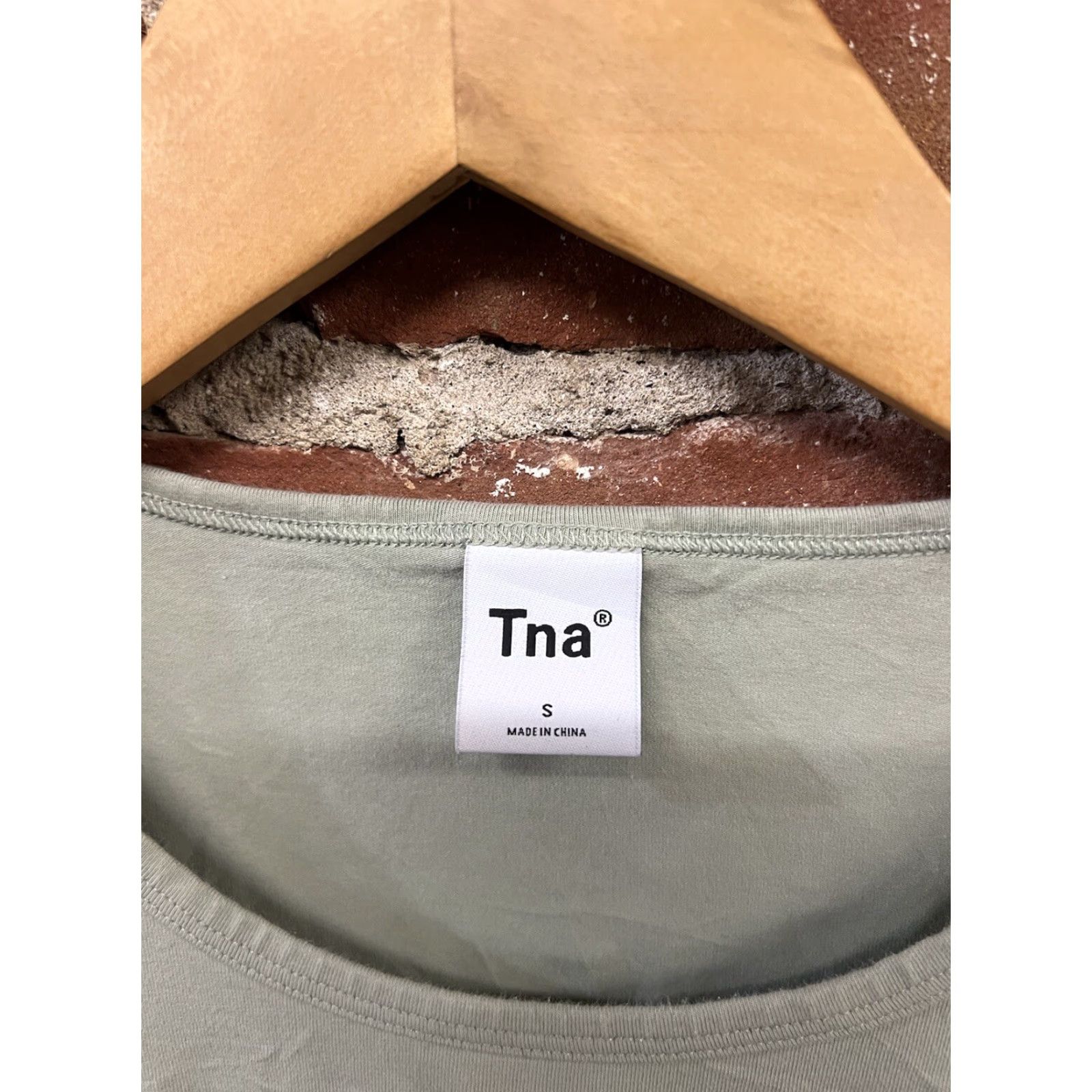 Aritzia Aritzia TNA Green Cropped Tank S Women Shirt Tank Cropped Green S Womens (no holes or stains) Size S / US 4 / IT 40 - 3 Thumbnail