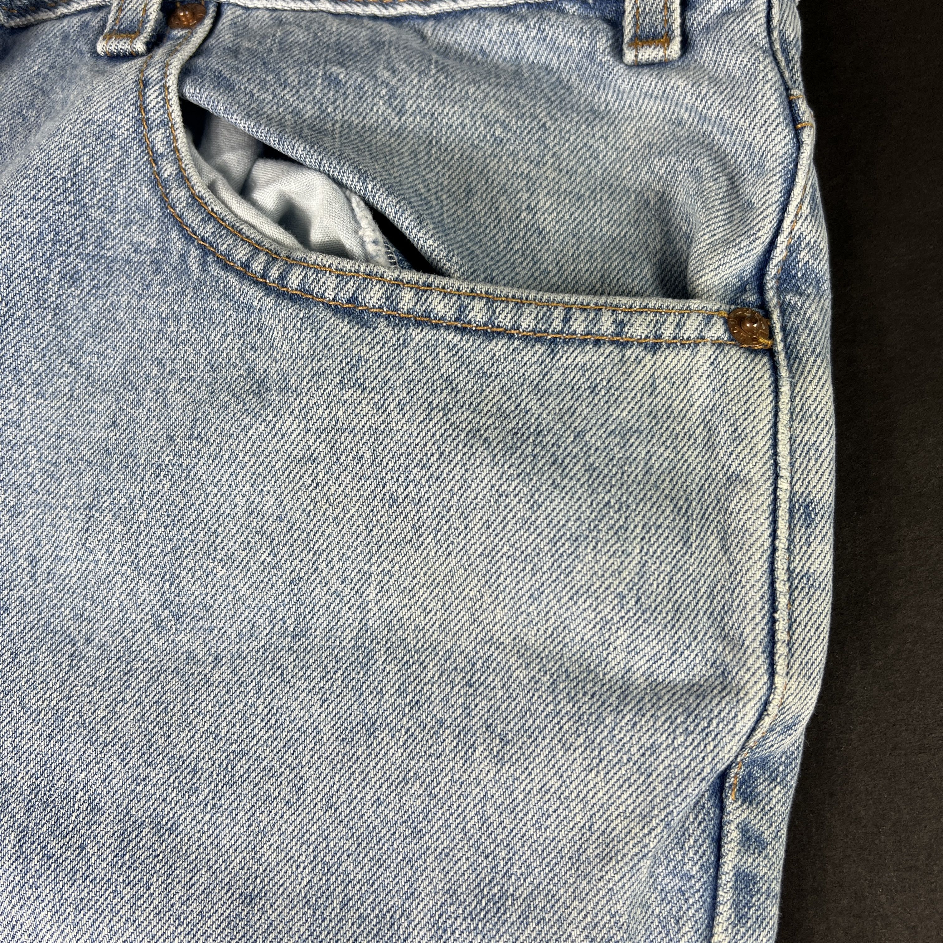 Levi's × Vintage VTG 90s Levi's Jeans 550 Relaxed Light Blue Faded Denim Size US 37 - 2 Thumbnail