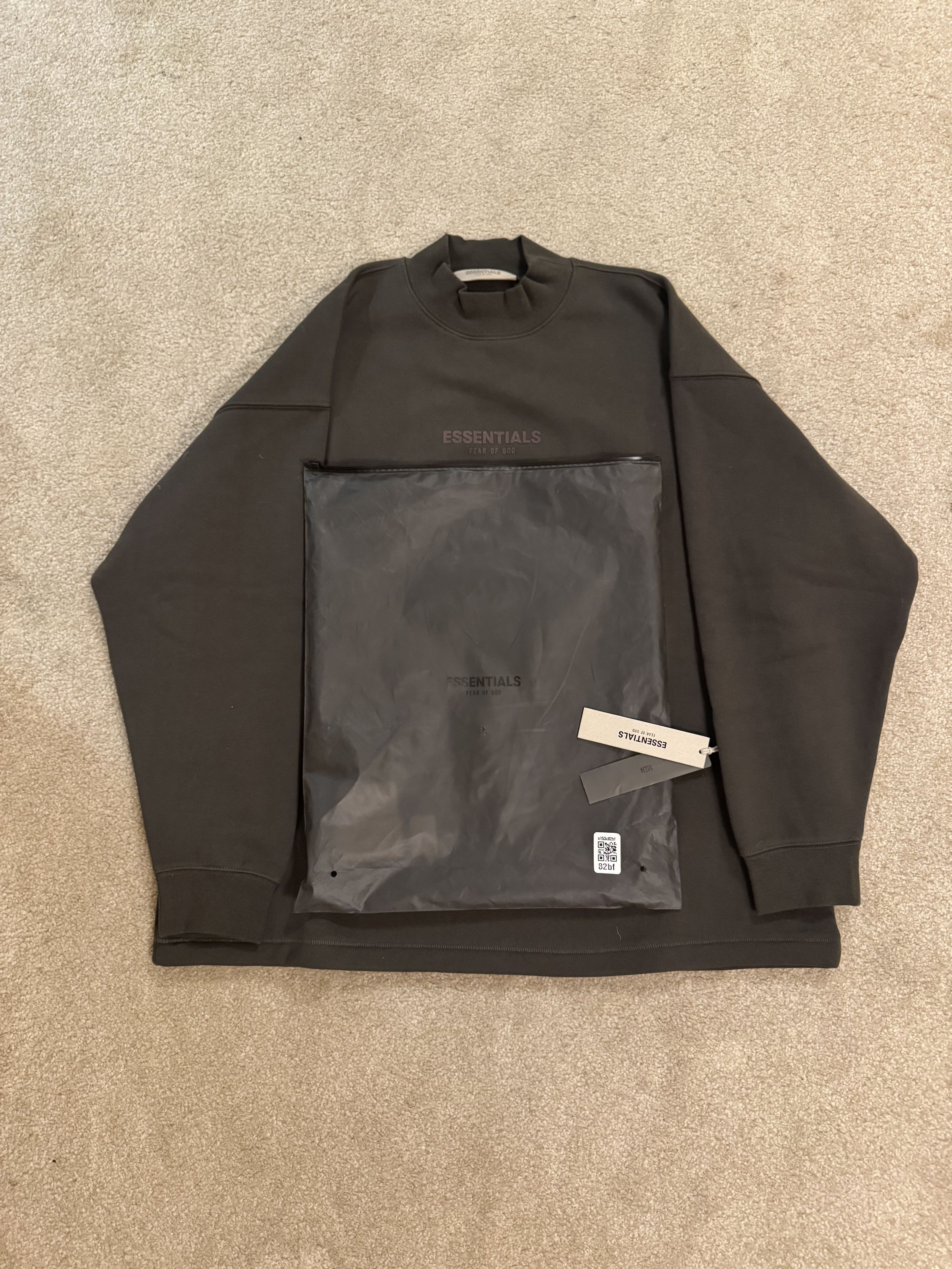 Fear of God Fear of God Essentials Relaxed Crewneck “Off Black” Size US S / EU 44-46 / 1 - 1 Thumbnail