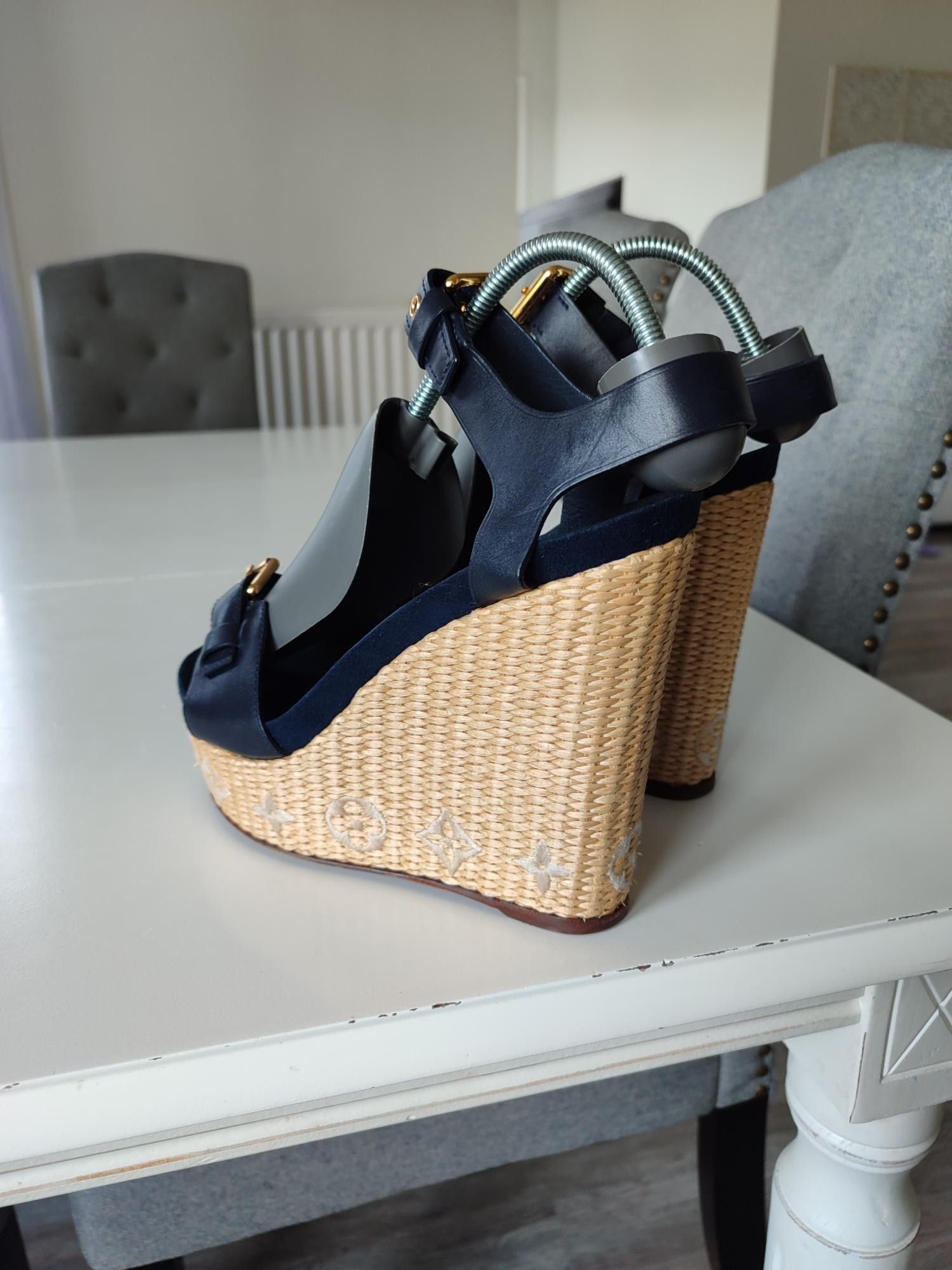 Louis Vuitton SANDALES COMPENSEES LOUIS VUITTON WEDGE Size US 7 / IT 37 - 9 Thumbnail