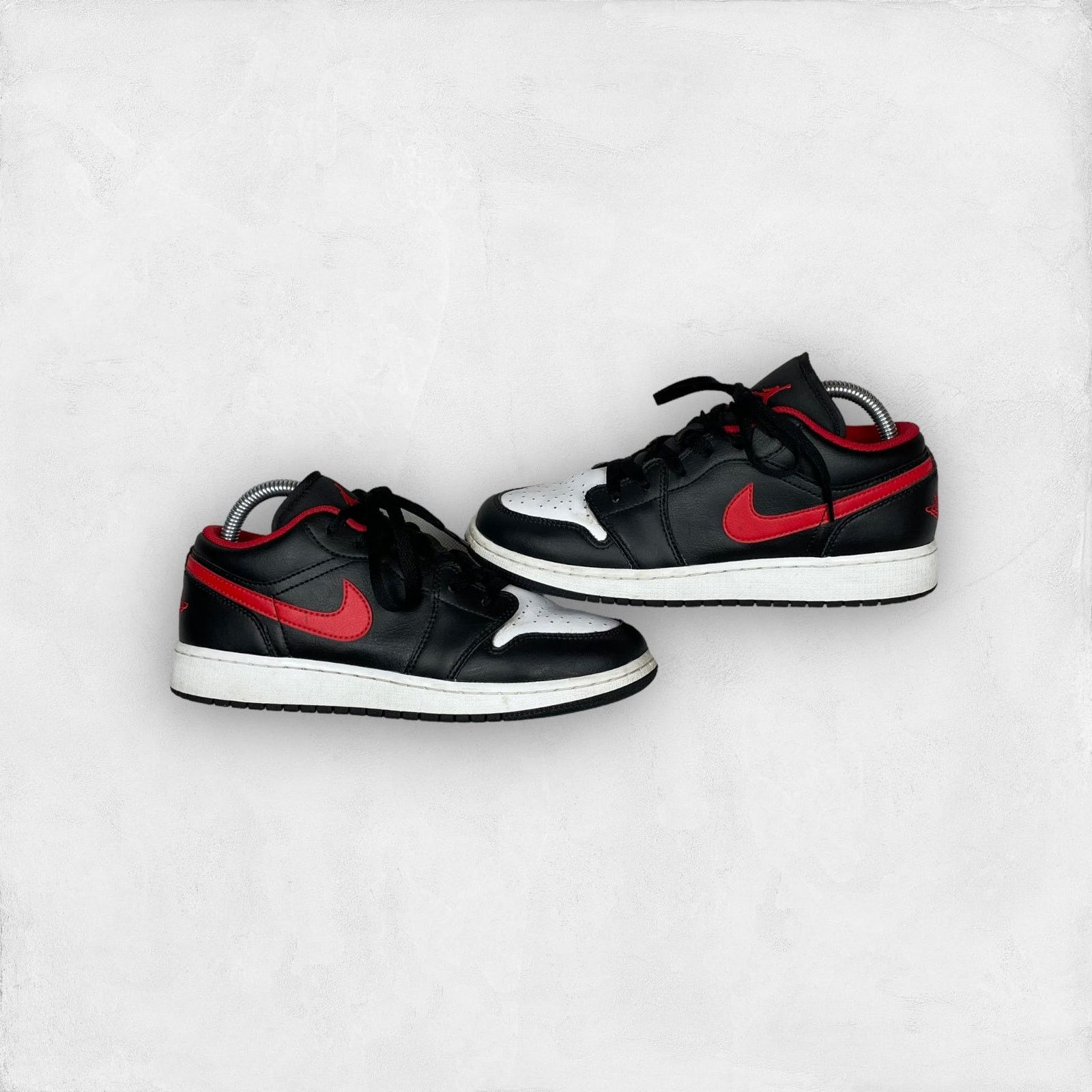 Jordan Brand × Nike Nike Air Jordan 1 Low GS 553560-063 Black Red Sneakers 6.5Y Size US 6.5 / EU 39-40 - 1 Thumbnail
