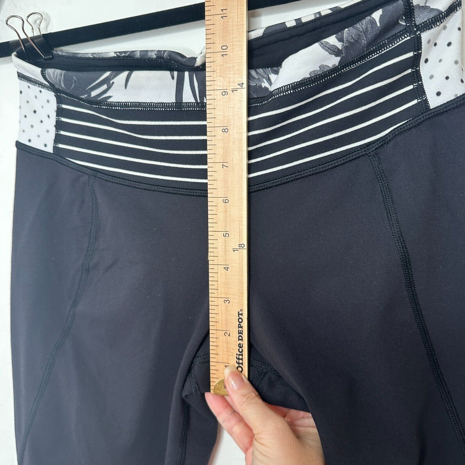 Lululemon Lululemon Black Wide Crop Legging Floral Stripe Waistband 6 Size 28" / US 6 / IT 42 - 7 Thumbnail