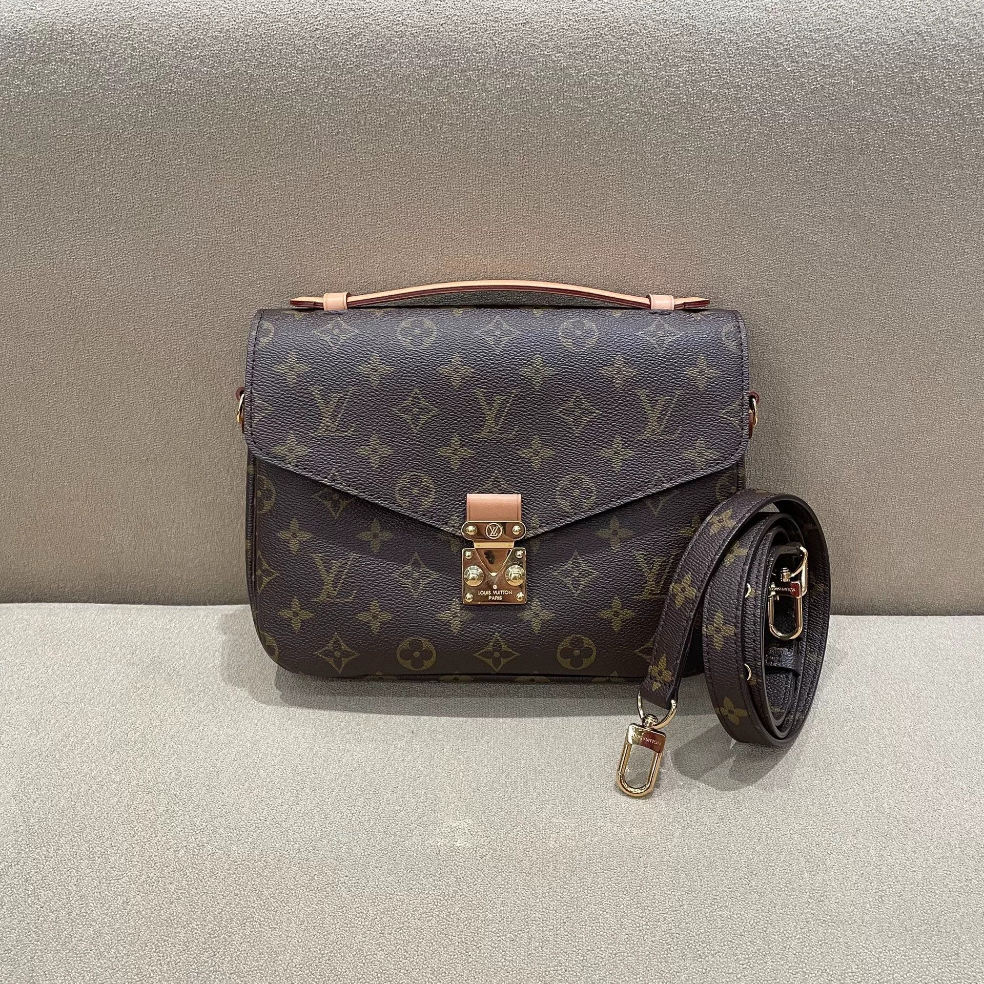 Louis Vuitton Pre-loved Bag Very good condition Size ONE SIZE - 1 Thumbnail