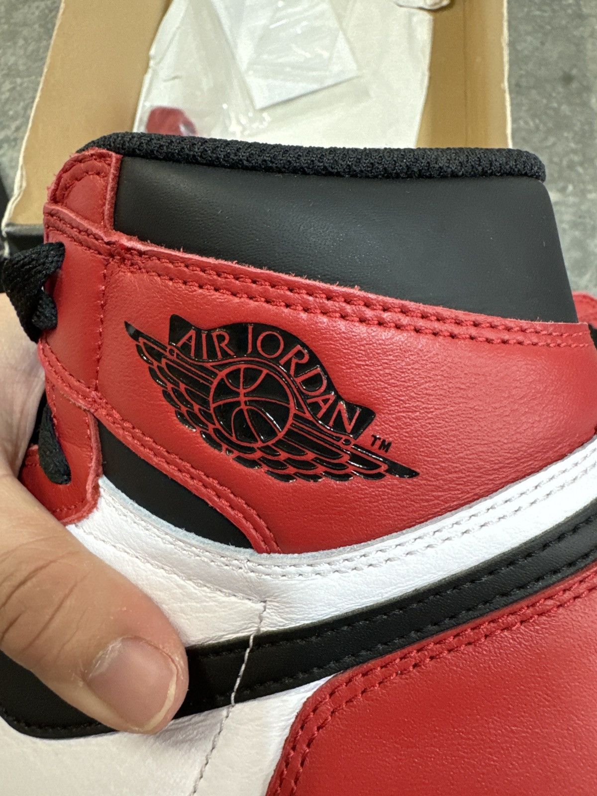 Jordan Brand × Nike Jordan 1 Chicago Size US 10.5 / EU 43-44 - 9 Thumbnail