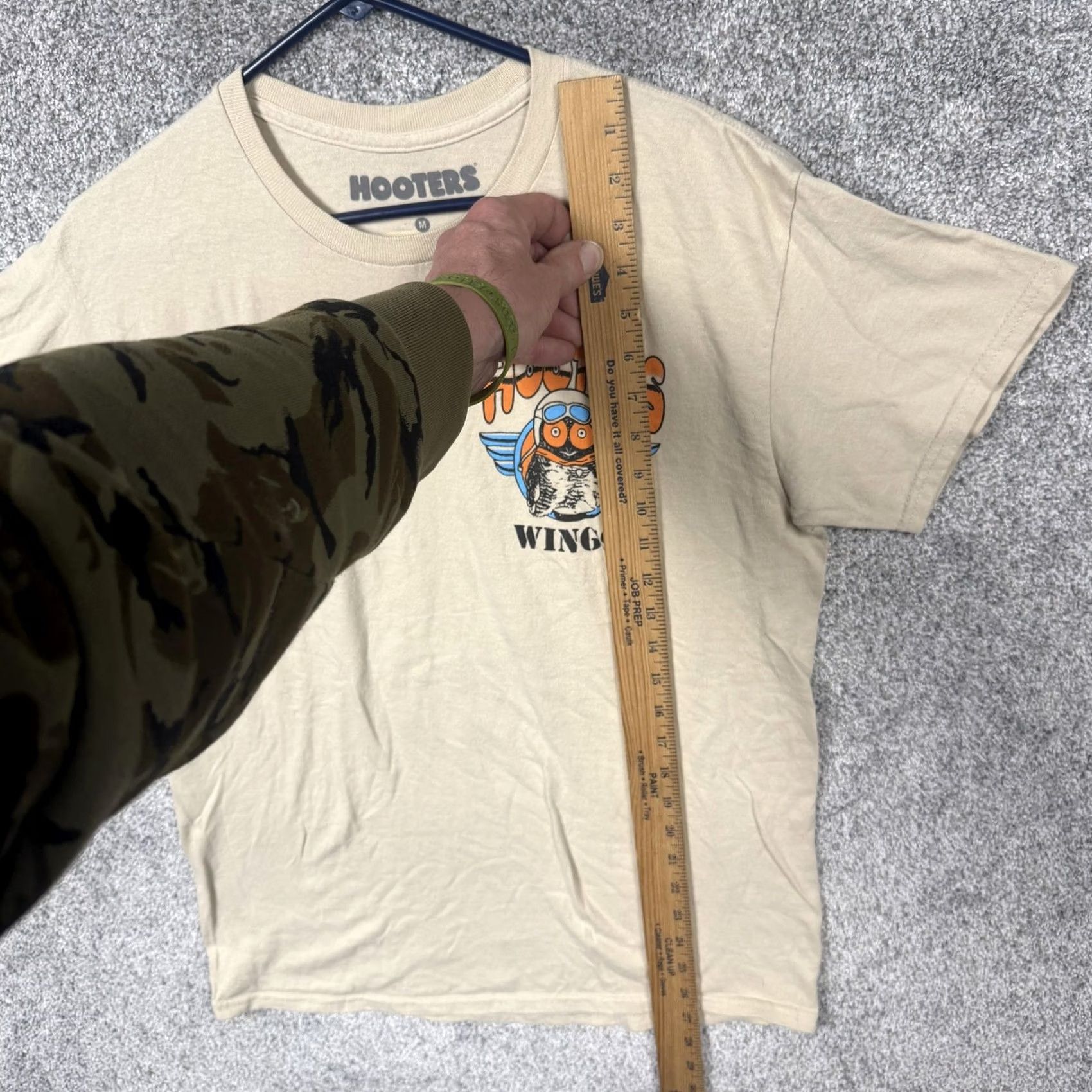 Logo 7 Hooters Shirt Mens M Tan Wings Pin-Up Aviation Graphic Tee Logo Shirt Size US M / EU 48-50 / 2 - 2 Thumbnail
