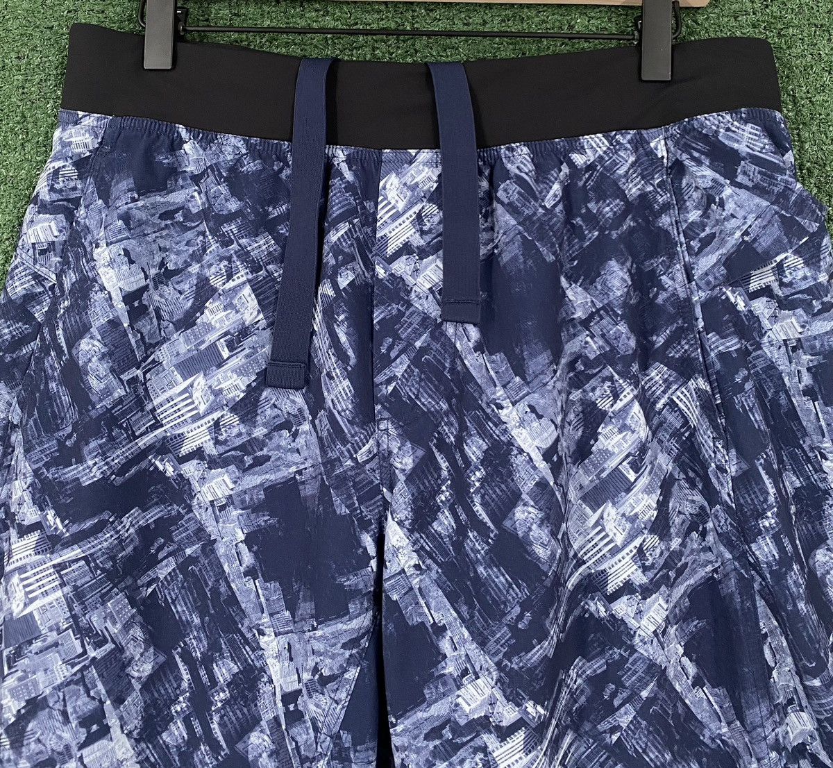 Lululemon Lululemon Core City Downtown Cityscape Unlined 11" Shorts Size US 37 - 3 Thumbnail