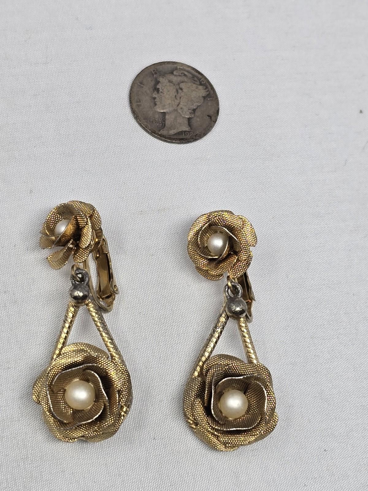 Other Judy Lee Gold Tone Rose Dangle Earrings Faux Pearl Size ONE SIZE - 1 Thumbnail