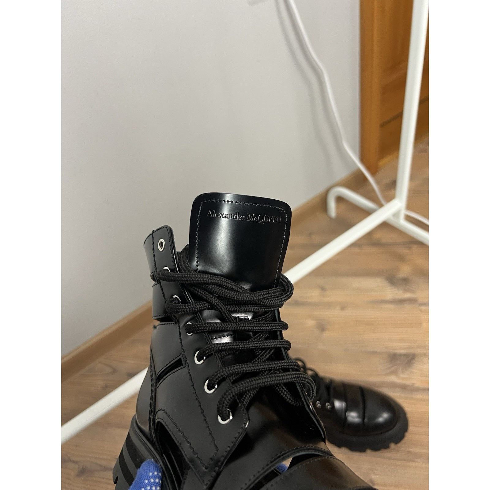 Alexander McQueen NWOT Alexander Mcqueen Women`s Wander Cut-Out Black Leather Size US 7 / IT 37 - 3 Thumbnail