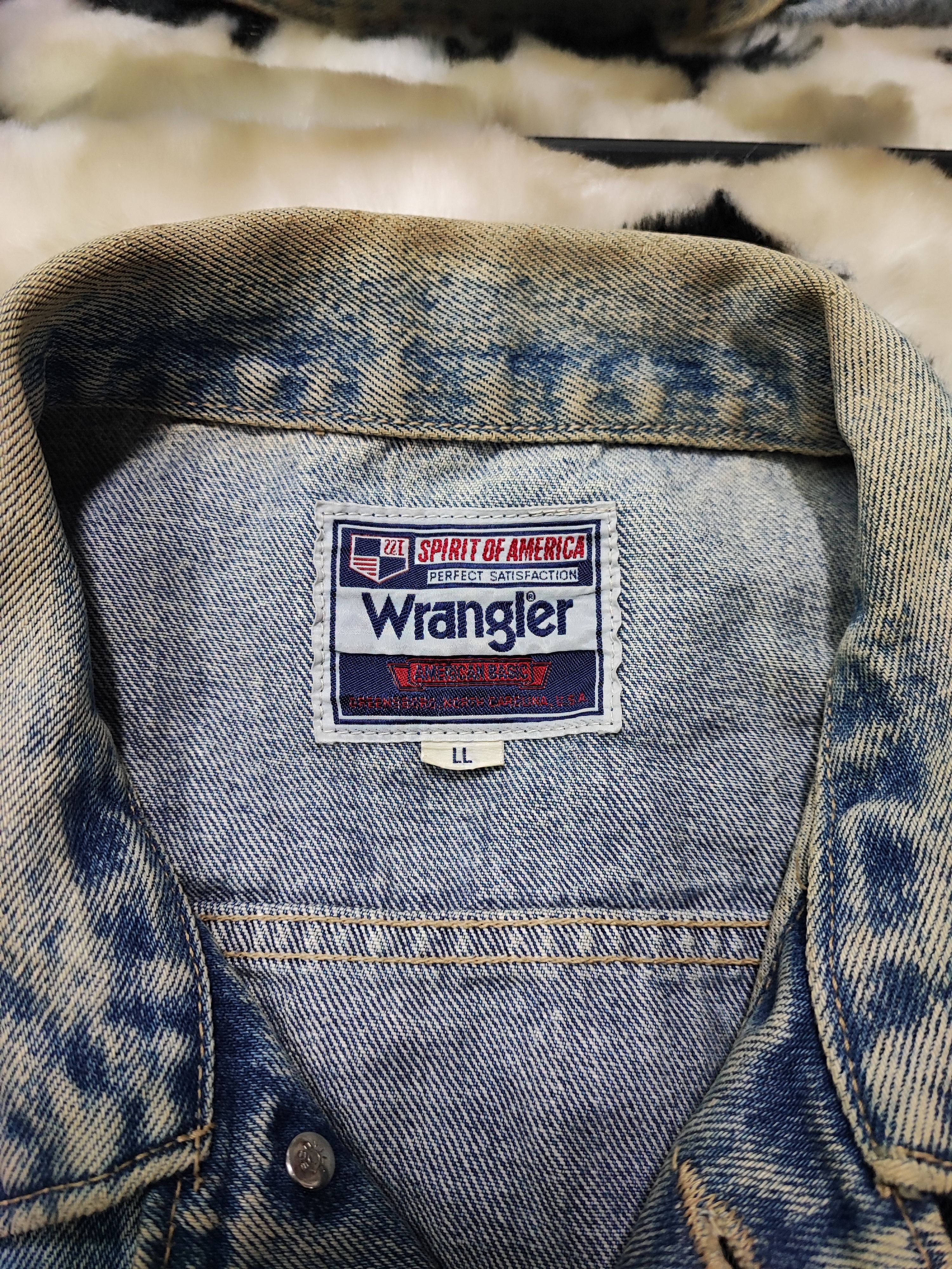 Wrangler Vintage Wrangler 90s Distressed Acid Wash Denim Jacket Size US L / EU 52-54 / 3 - 10 Thumbnail