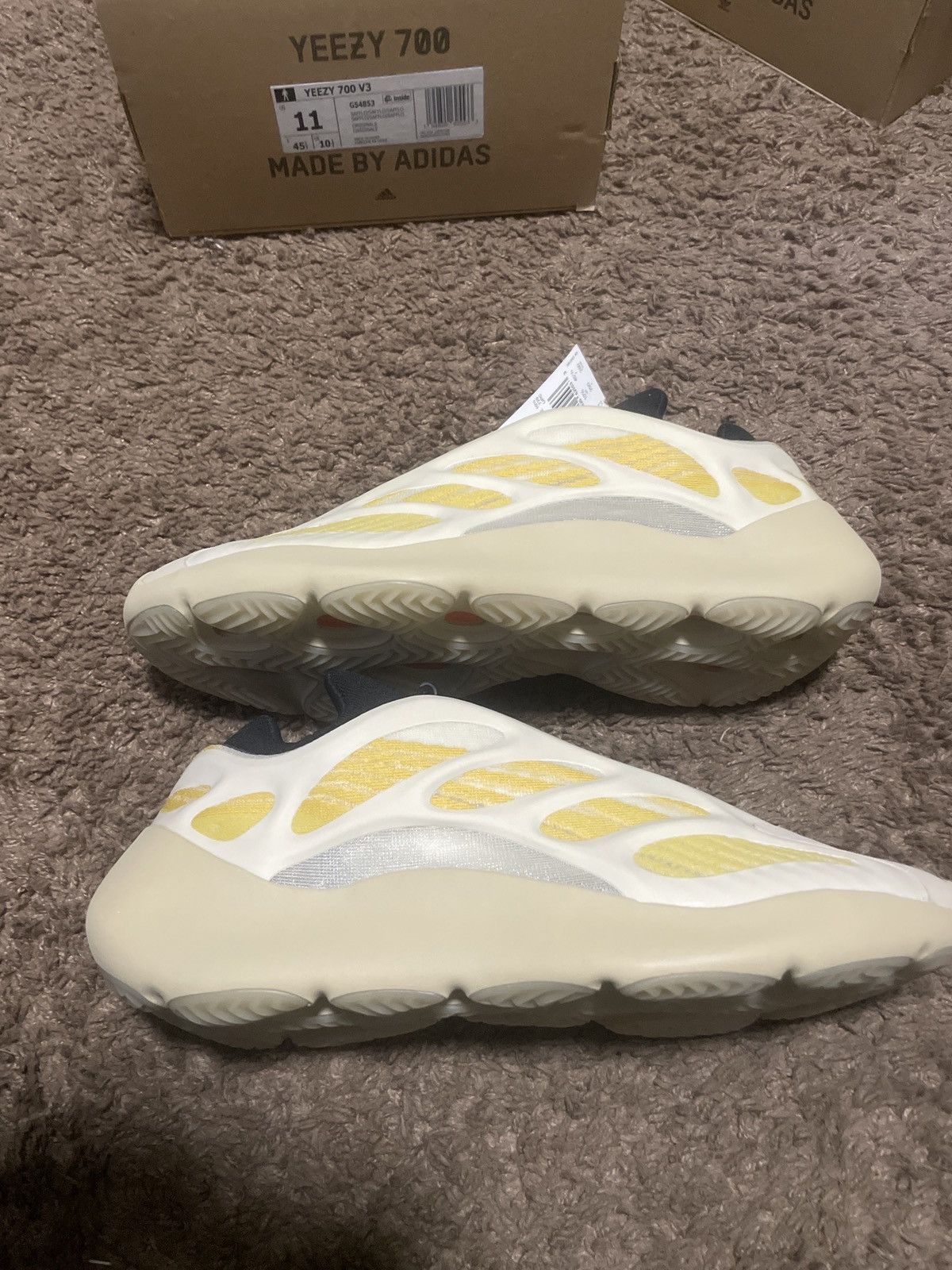 Adidas Yeezy 700 v3 safflo Size US 11 / EU 44 - 5 Thumbnail