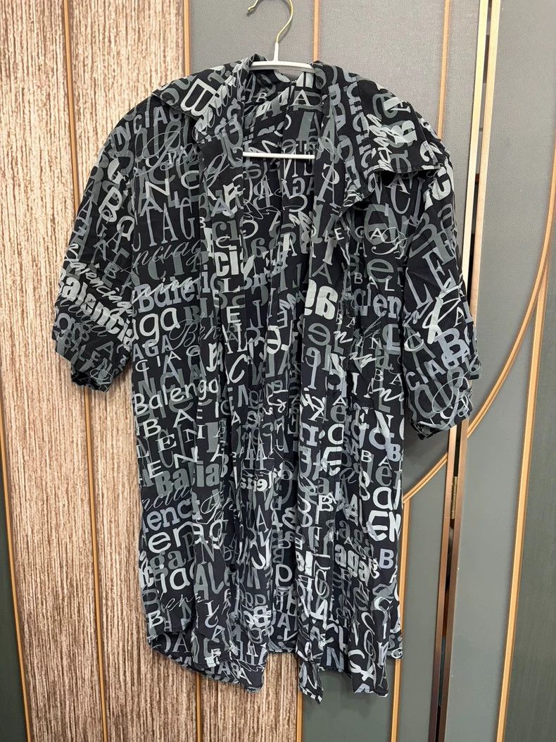 Balenciaga Balenciaga size 39 Cutaway Letter Short Sleeve Shirt Size US S / EU 44-46 / 1 - 1 Thumbnail