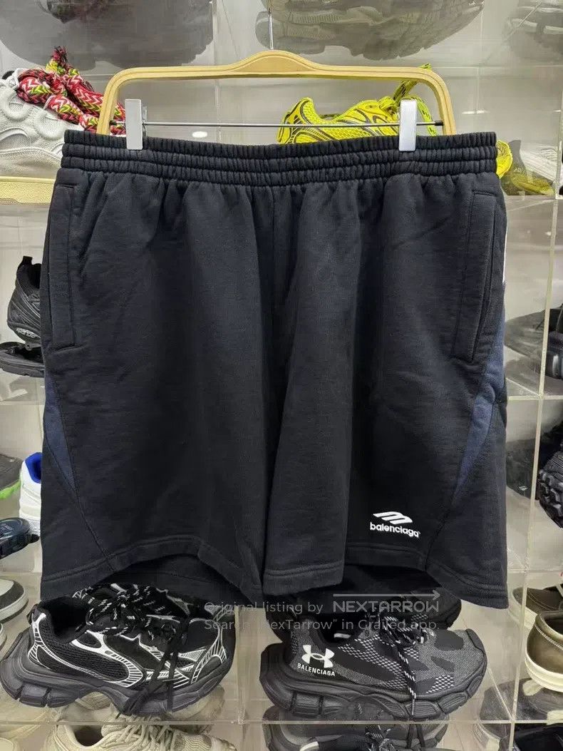 Balenciaga Balenciaga size L short pants Size US 27 - 1 Thumbnail