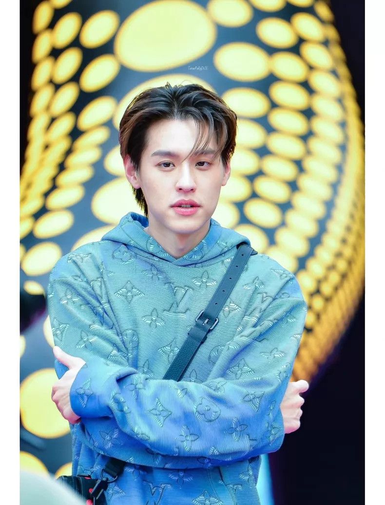 Louis Vuitton Louis Vuitton Blue gradient printed sweatshirt Size US XS / EU 42 / 0 - 3 Thumbnail