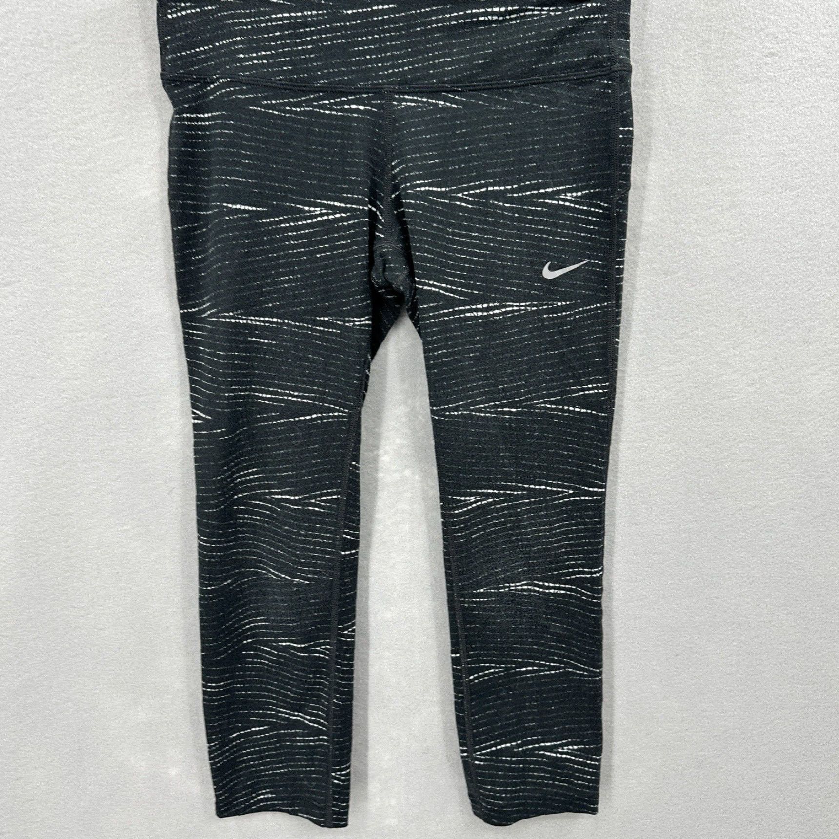 Nike Nike Womens Pants S Cropped Training Straight Capri Black Polyester Blend Spandex Dri-FIT Athleisure Cropped Nike Dri-FIT Womens Pants 2020s Size 28" / US 6 / IT 42 - 3 Thumbnail