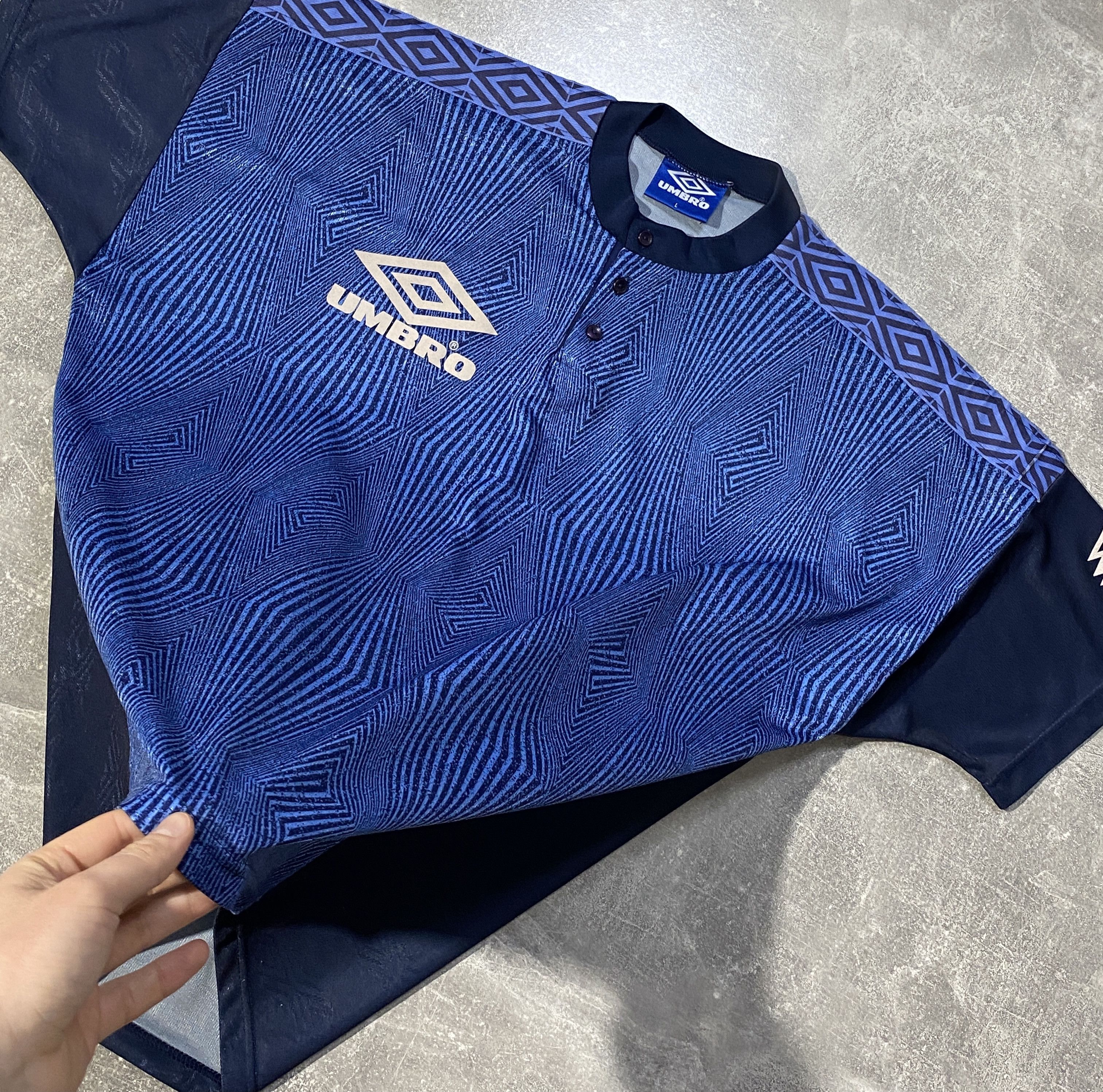 Umbro Vintaage 90s UMBRO Center Logo Monogram Soccer Jersey Size US L / EU 52-54 / 3 - 4 Thumbnail