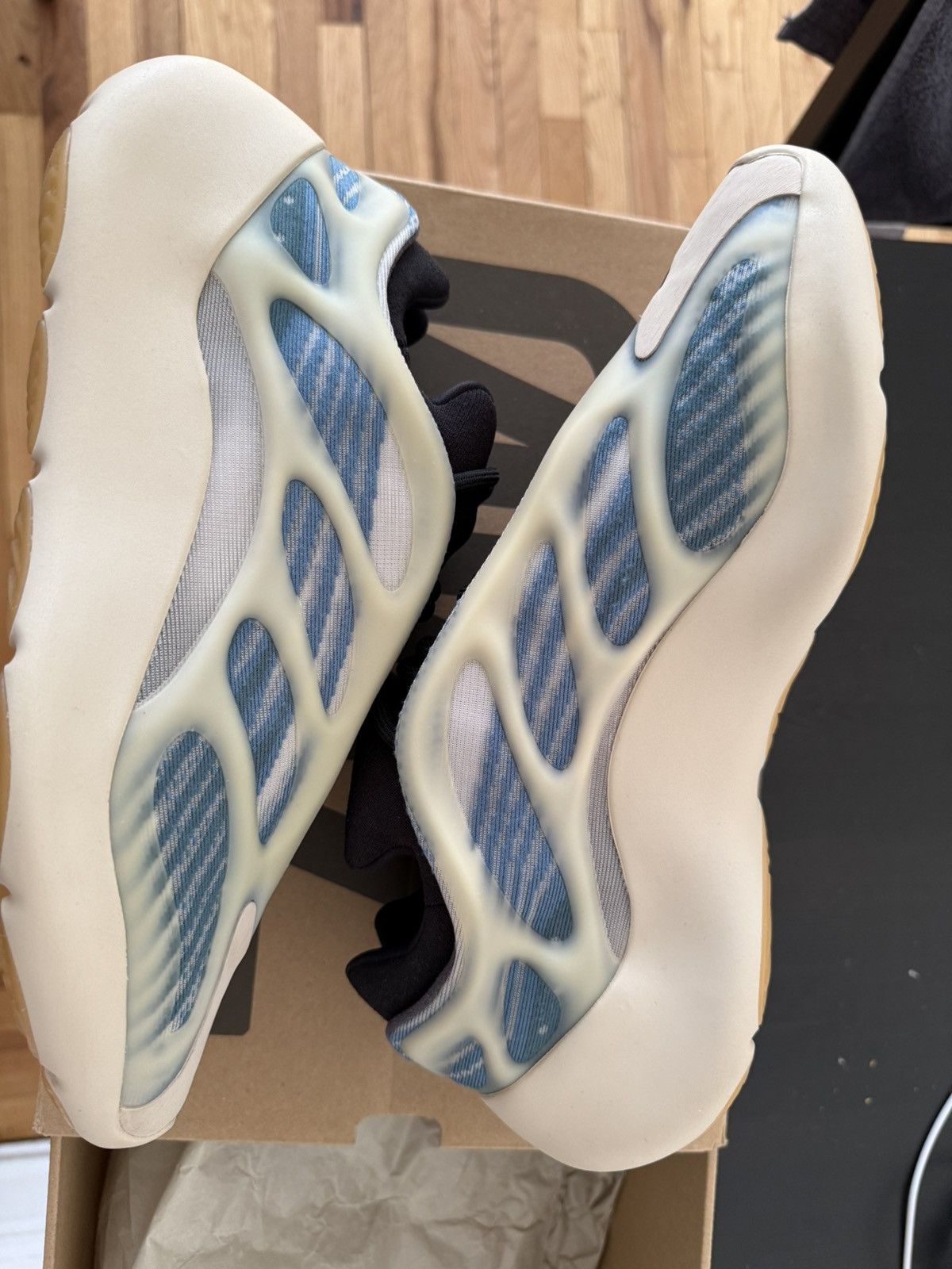 Adidas Yeezy 700 V3 Kyanite Size US 10 / EU 43 - 2 Thumbnail