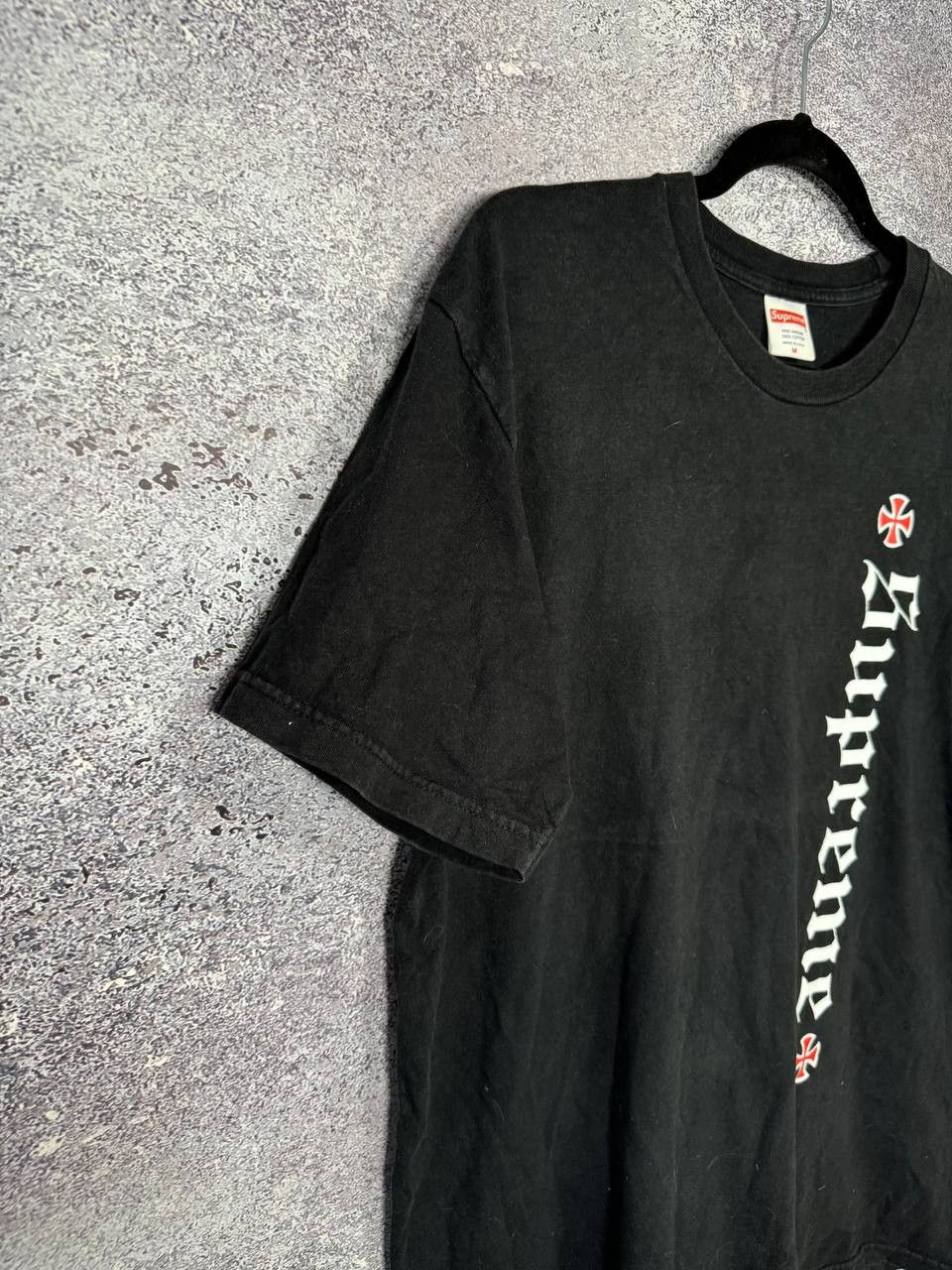 Independent Truck Co. × Supreme T-Shirt FW17 Supreme x Independent Old English Nera Taglia Size US M / EU 48-50 / 2 - 4 Thumbnail