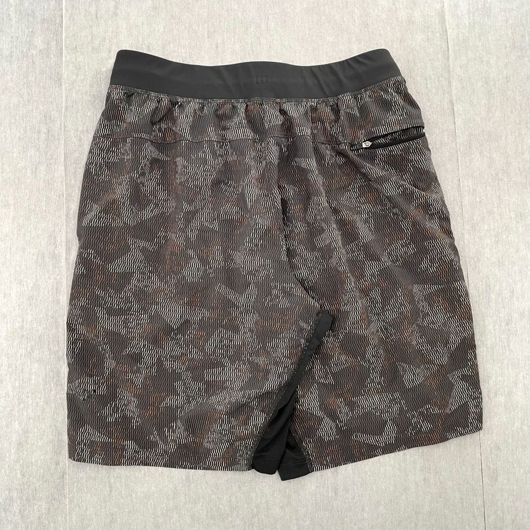Lululemon Lululemon Shorts Mens M Gray Logo Pockets Unlined Drawstring Stretch Adult Regular 9in Inseam Size US 31 - 2 Thumbnail
