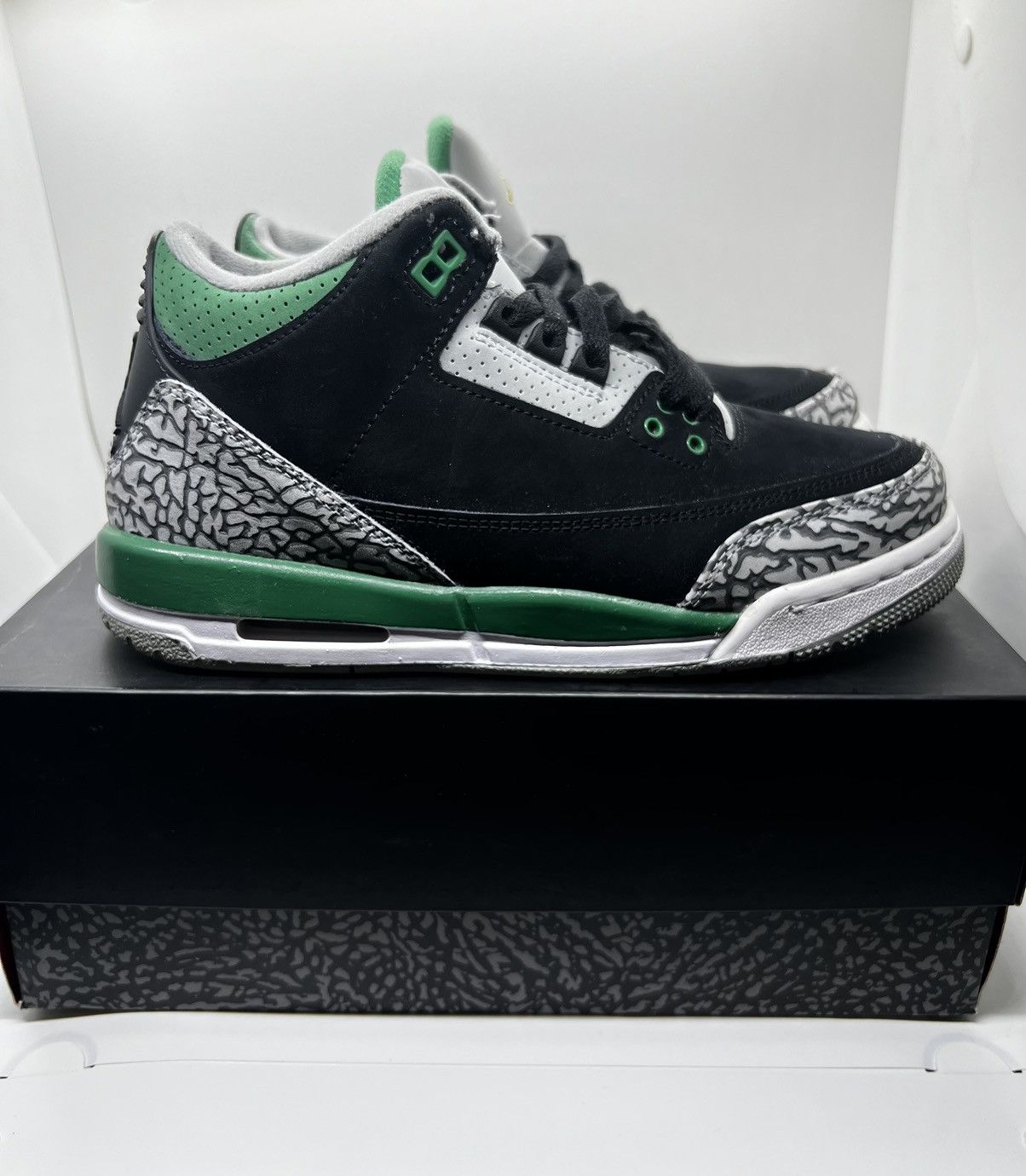 Jordan Brand Air Jordan 3 Retro Pine Green (GS) Size US 7 / EU 40 - 1 Thumbnail