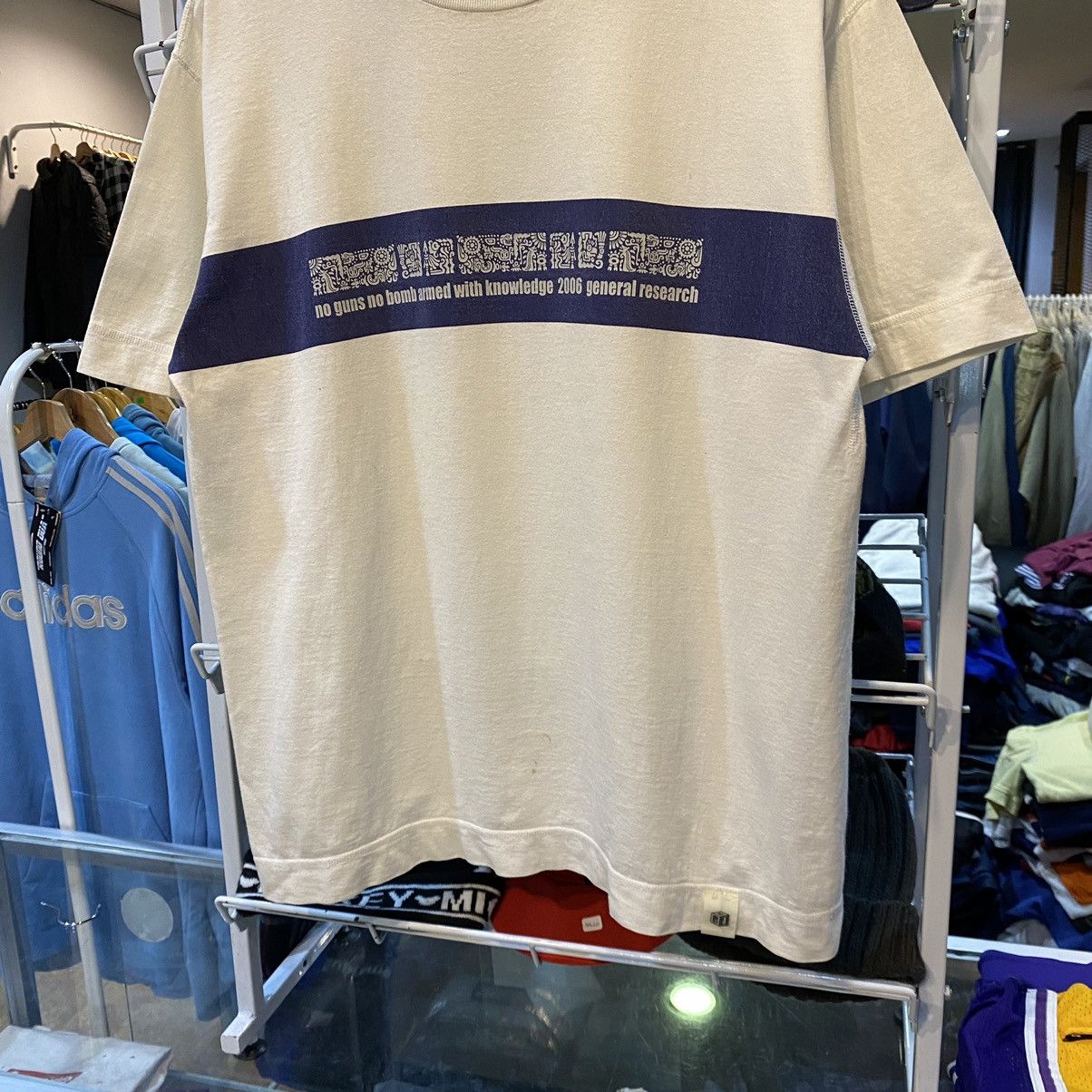 General Research × Mountain Research 2006 General Research “no guns no bomb armed with knowledge” Size US L / EU 52-54 / 3 - 4 Thumbnail