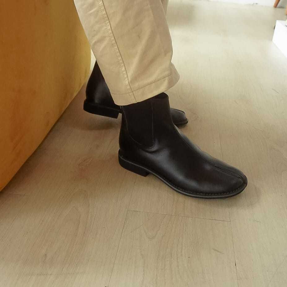 Designer Unisex Takumi Chelsea Boots Tabi Leather Size US 10 / EU 43 - 2 Thumbnail
