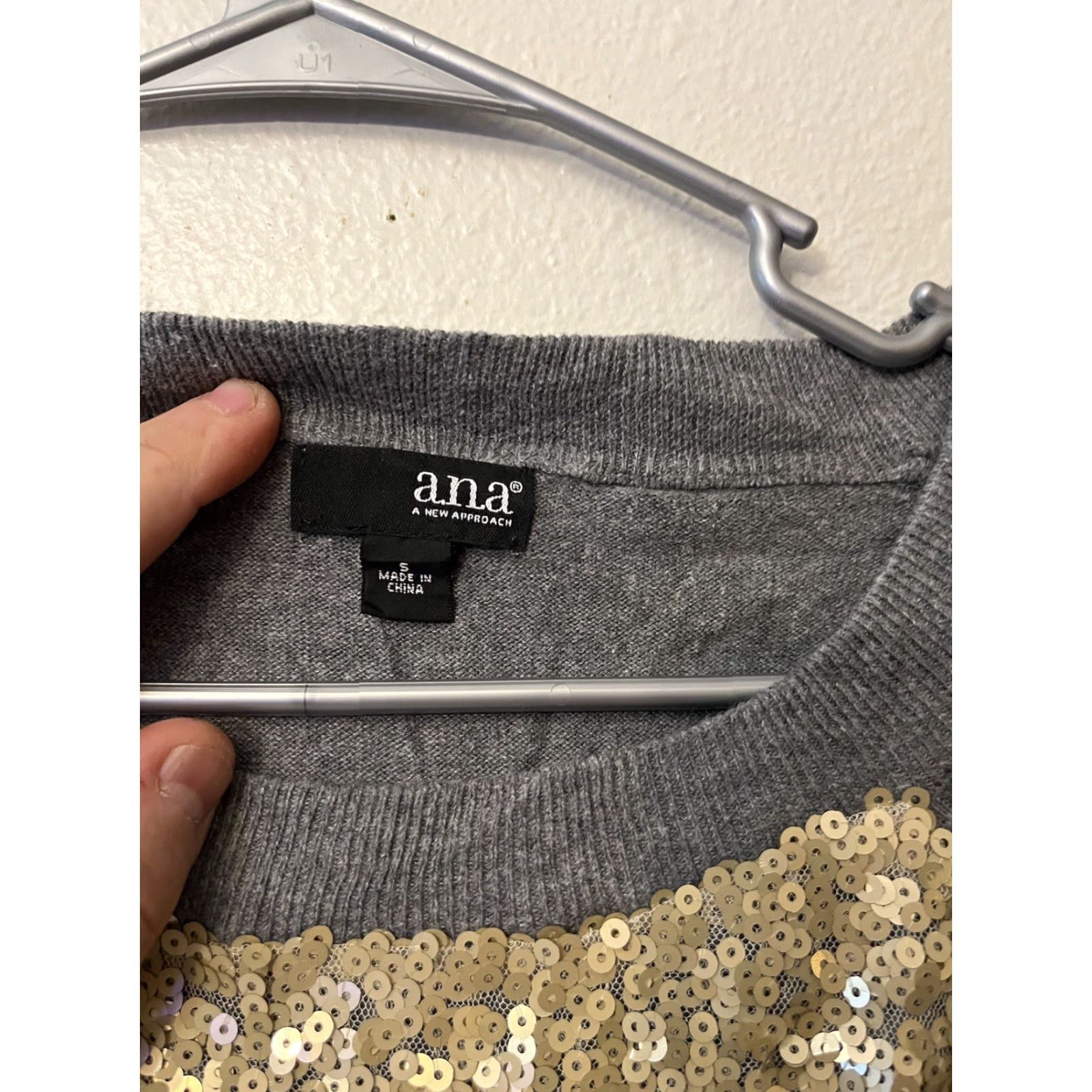 JCPenney VINTAGE a.n.a. JCPenney Gold Sequin Gray Long Sleeve Sweater Women’s Sz. Small Pullover Sequin Womens Small Gold 90s Style Size S / US 4 / IT 40 - 2 Thumbnail