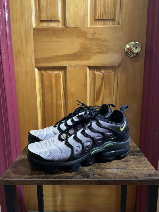 Vapormax plus hotsell black volt