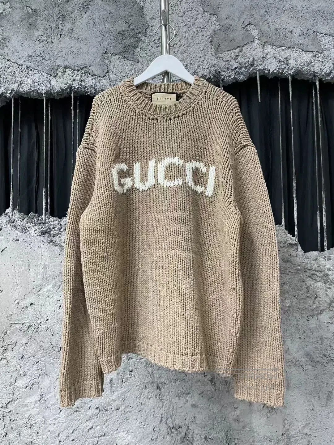 Gucci gucci logo camel color sweater. Size US XL / EU 56 / 4 - 1 Thumbnail