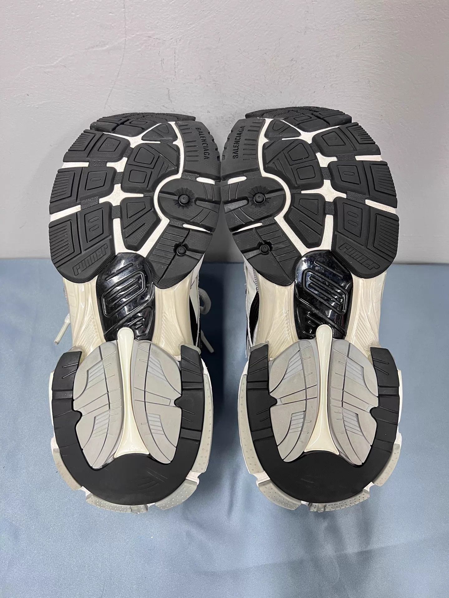 Balenciaga Balenciaga Runner Dad Shoe Black White Distressed 40 BF5019 Size US 7 / EU 40 - 6 Thumbnail