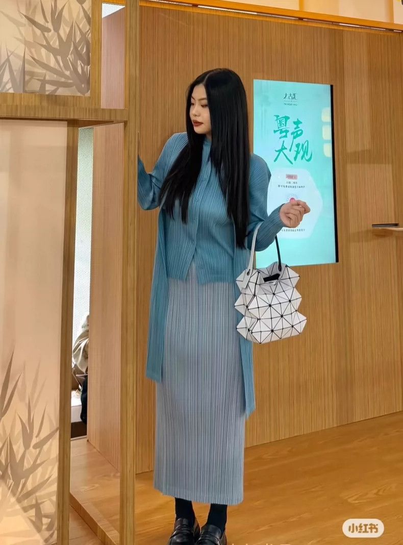 Issey Miyake Issey Miyake size:2 Light grey pleated skirt Size 22" - 2 Thumbnail