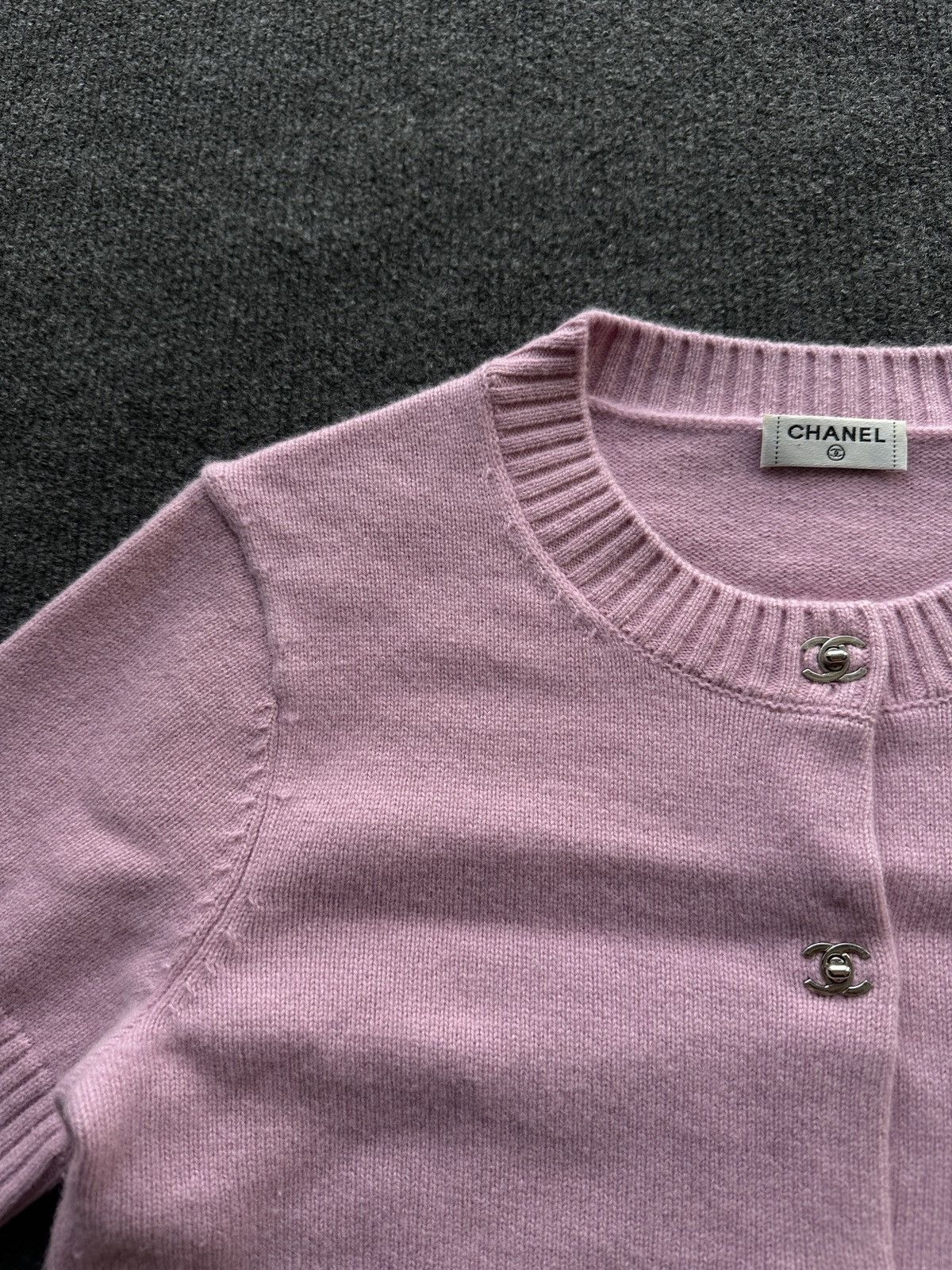 Chanel F/W 24 🚨 CASHMERE CHANEL 24B PINK CARDIGAN METAL LOGO BUTTON Size XS / US 0-2 / IT 36-38 - 3 Thumbnail