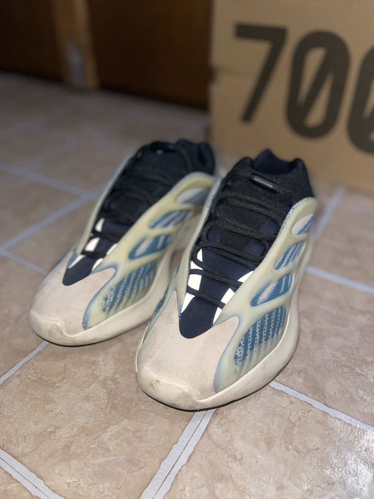 Yeezy Yeezy 700 V3 Kyanit Size US 9 / EU 42 - 4 Thumbnail