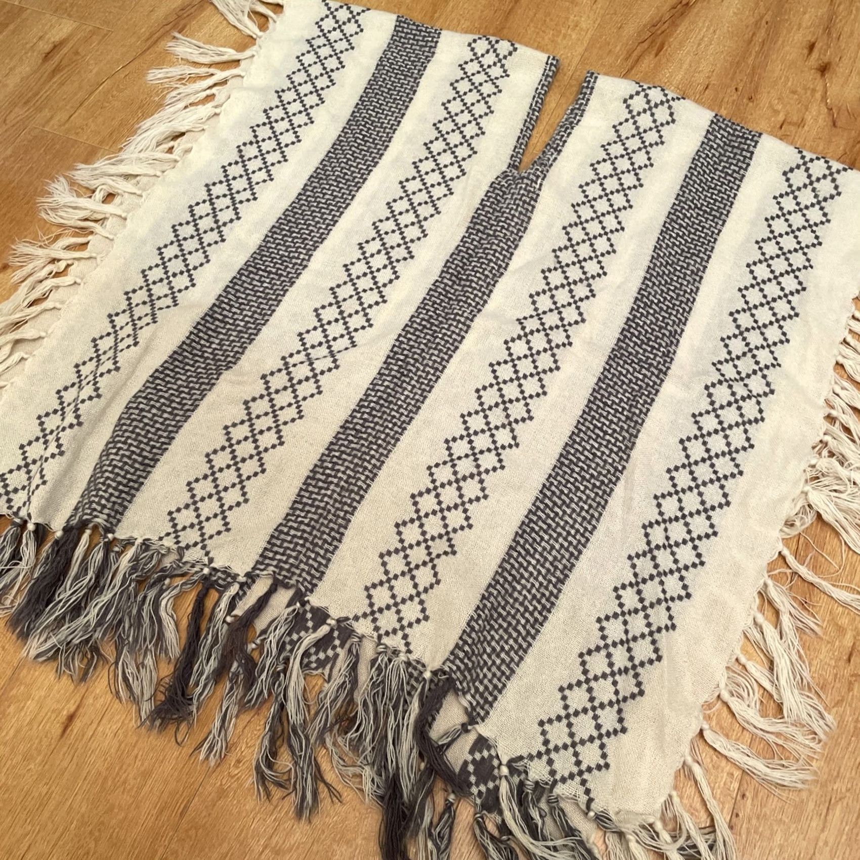 Vintage VINTAGE Mudd Y2K Grey Boho AZTEC Fringe Ivory Diamond Striped Poncho Fringed One Size Women Pullover Knit Scarf Size ONE SIZE - 8 Thumbnail