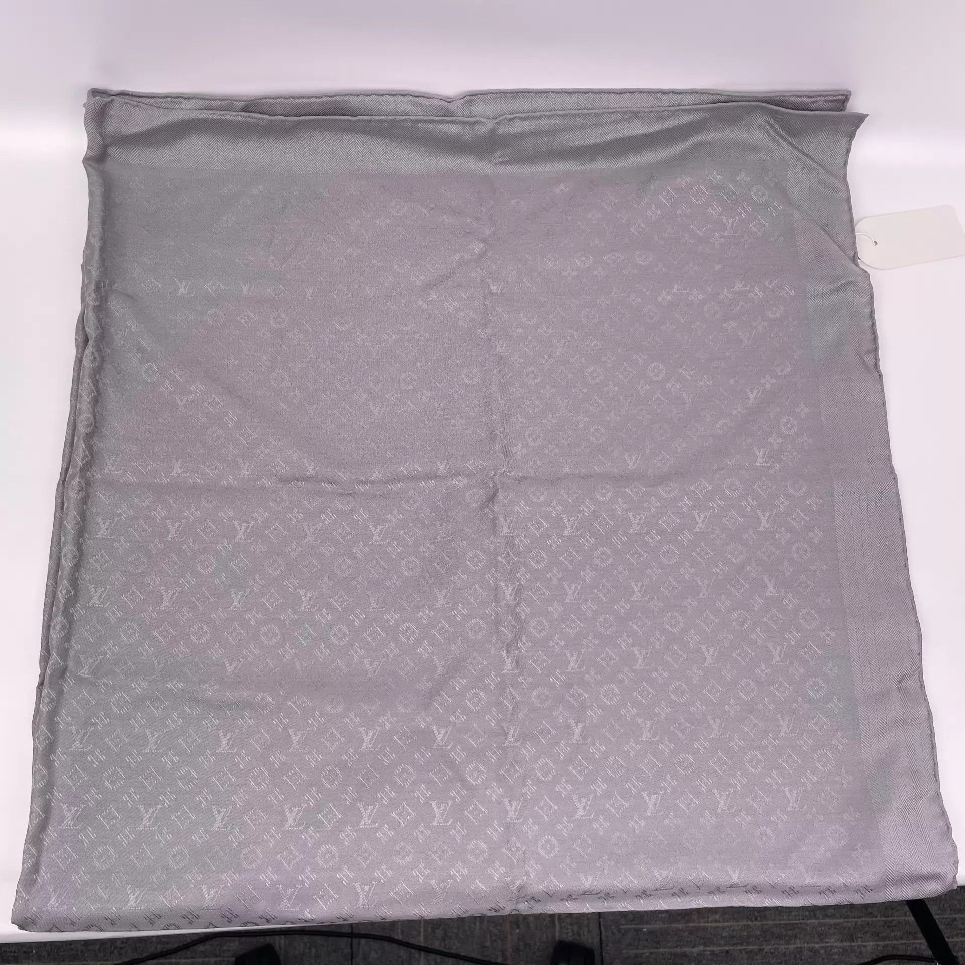 Louis Vuitton Louis Vuitton Scarf Gray Full Print 251211LYHTT07 Size ONE SIZE - 7 Thumbnail