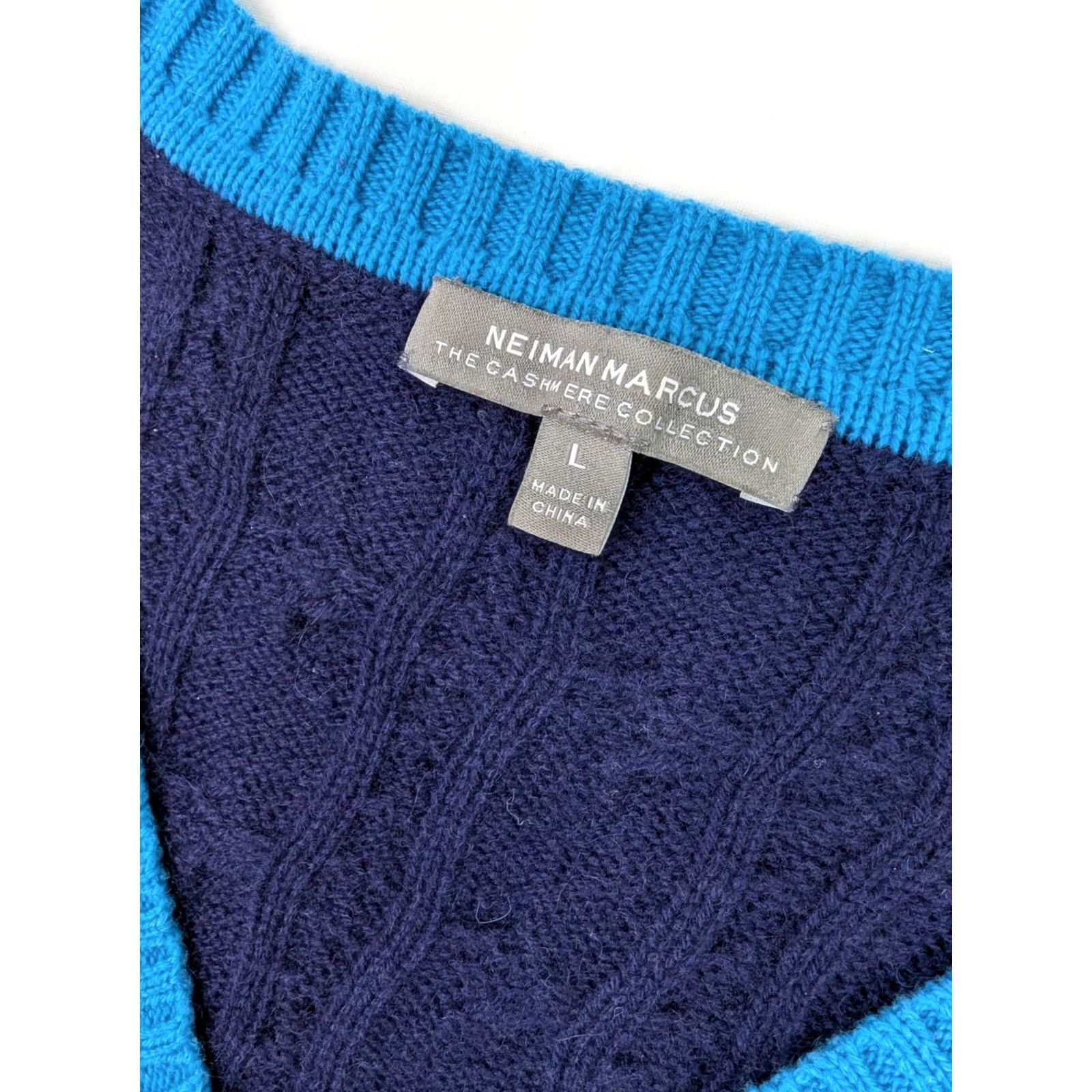 Neiman Marcus Neiman Marcus Cashmere Collection Cable Knit Ribbed Rope V-Neck Women L Blue Sweater Size L / US 10 / IT 46 - 3 Thumbnail