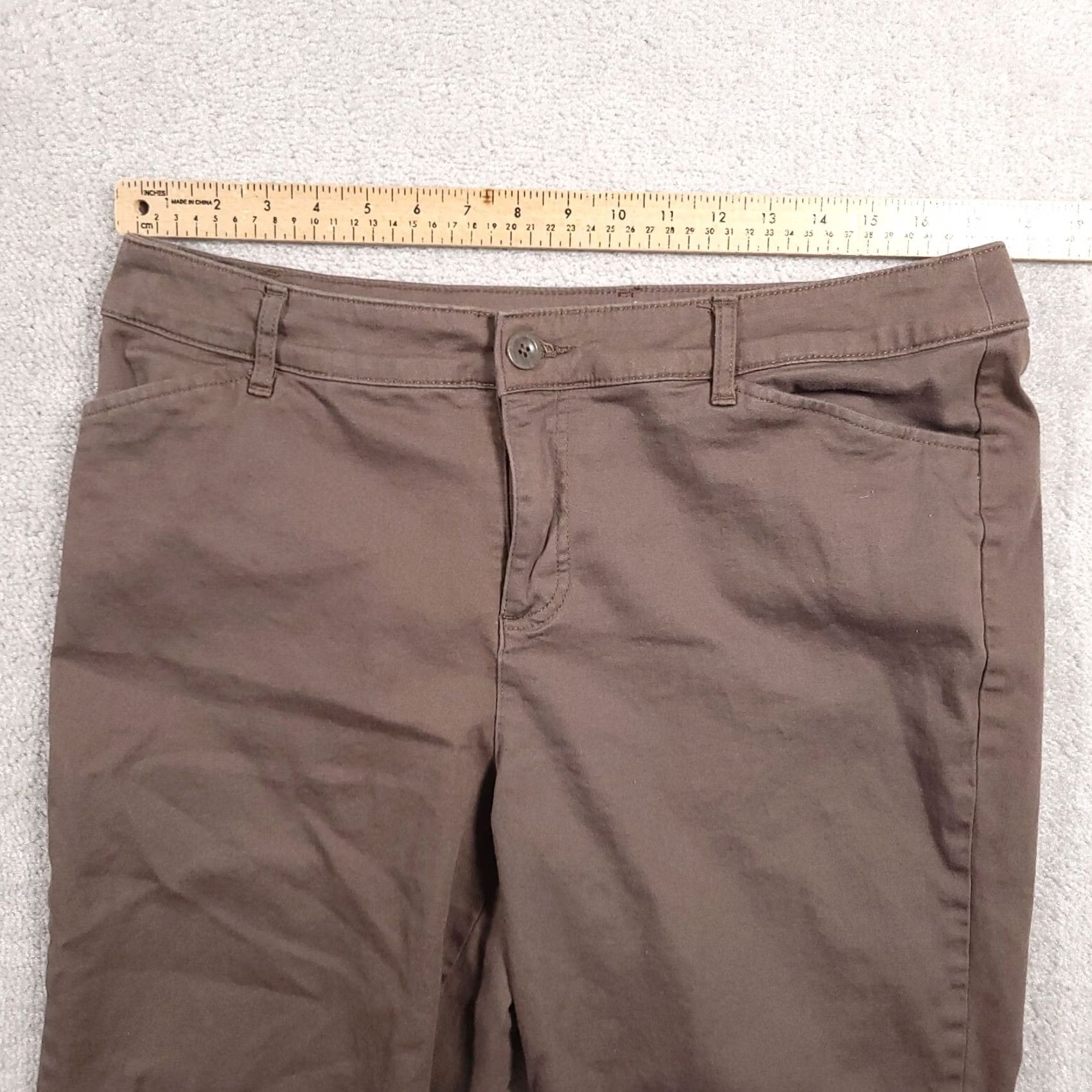 Vintage St. John's Bay Capri Pants Women's 16 Brown Chino Mid-Rise Stretch Pants Capris Slimming Pockets Regular 16 Brown 18in Inseam Mens Womens Girls Boys Size 38" / US 16 / IT 52 - 4 Thumbnail
