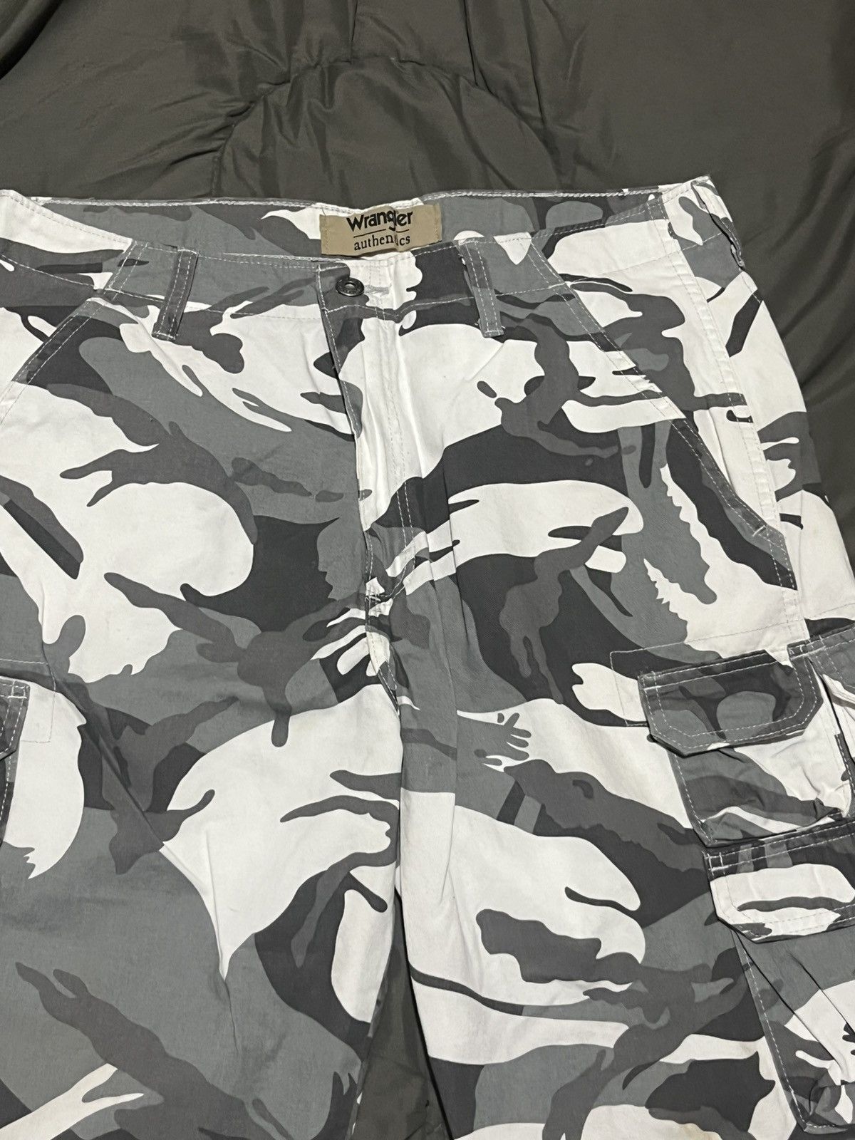 Wrangler White/Grey Wrangler Camo Cargo Shorts Size US 32 / EU 48 - 2 Thumbnail